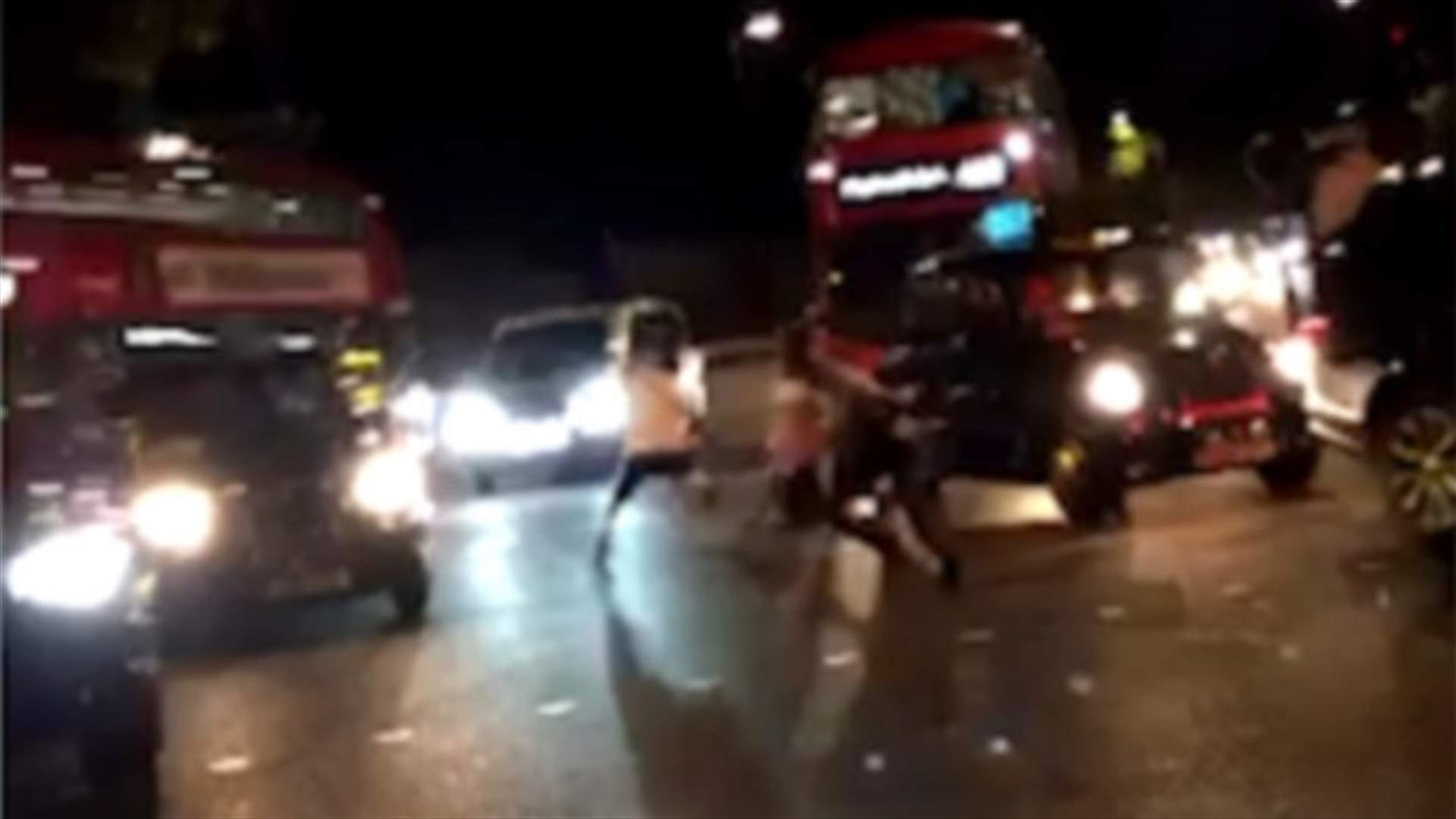 بالفيديو: حالة من الذعر والفوضى... شاب يتعرّض لطعنة ساطور أمام الجميع