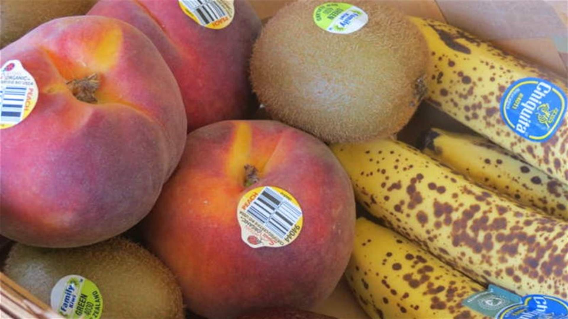 ما معنى الملصقات الموجودة على الخضار والفاكهة؟