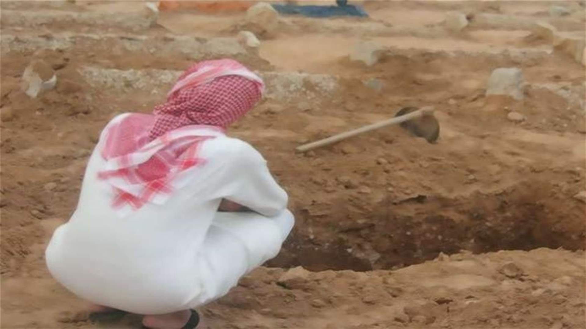 سقط في قبر والدته أثناء تشييعها... فكانت الكارثة!