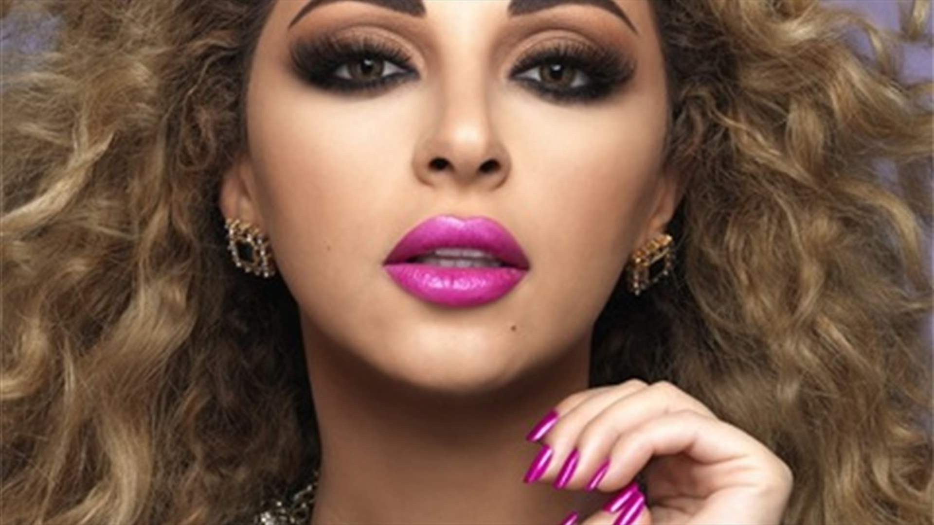 بالصور: ميريام فارس تلمع في دبي بفستانٍ من كسر الألماس!
