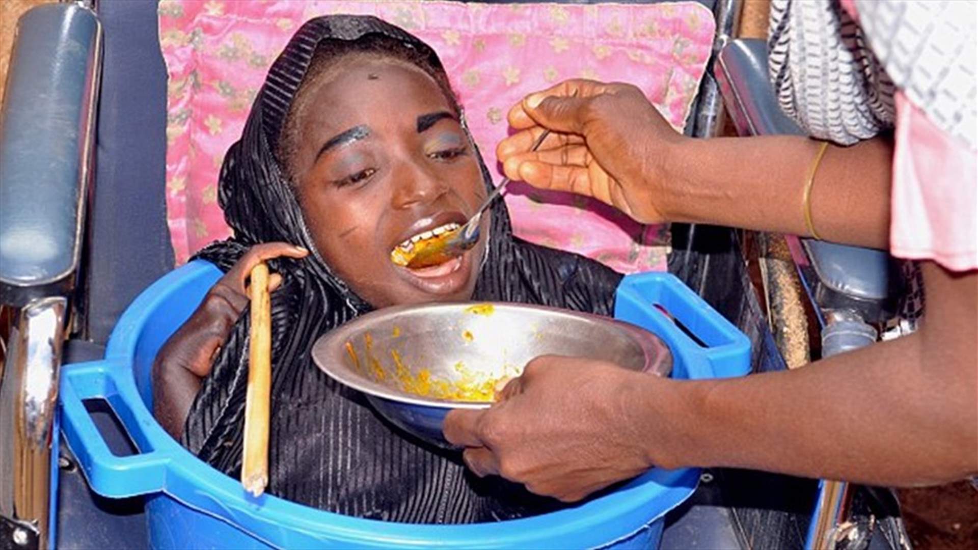 شابة نيجيرية تعيش في وعاء بلاستيكيّ... إليكم قصّتها!