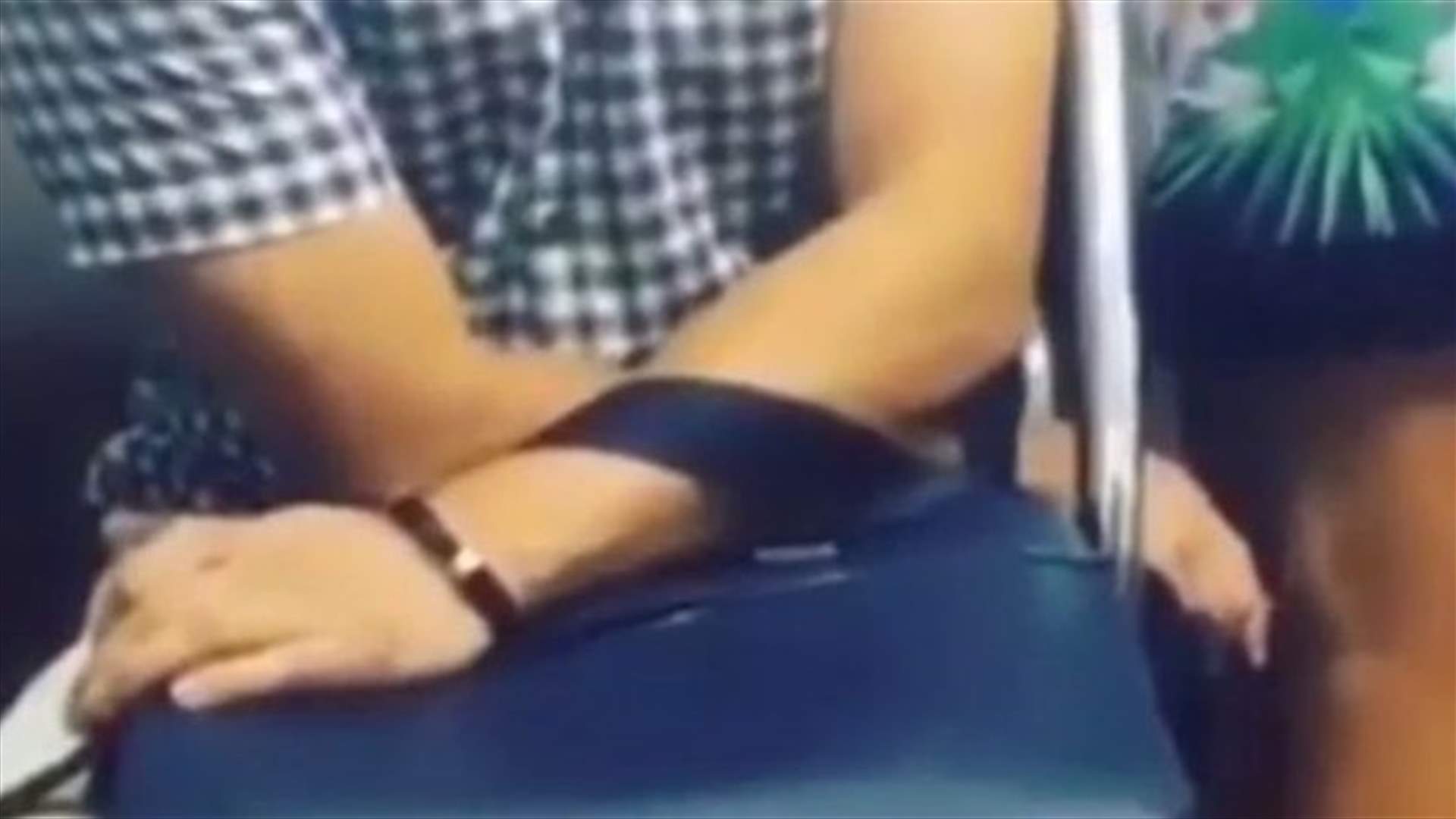 بالفيديو: شاب منحرف يُصوّر خلسة من أسفل تنورة شابة 
