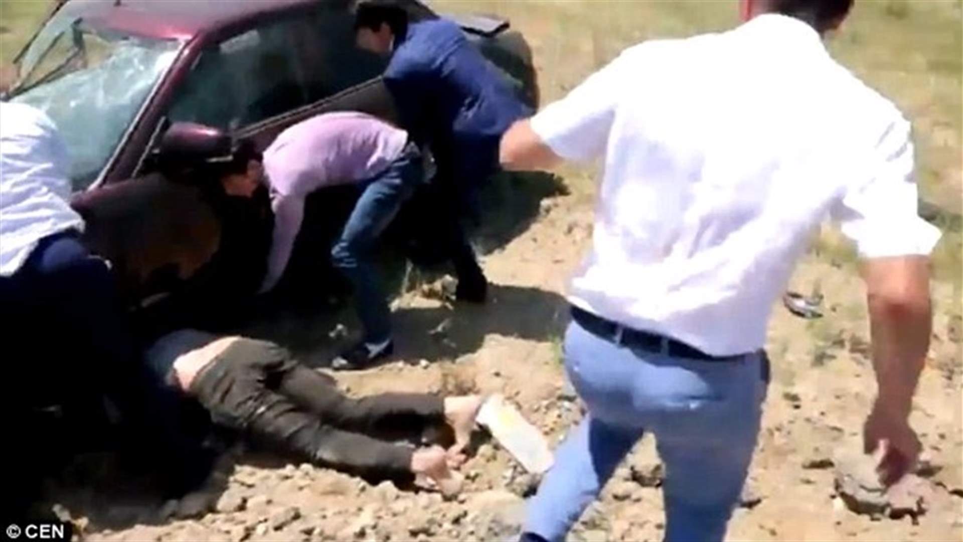 بالفيديو: "طار" من السيارة وارتطم أرضاً.... فهل نجا؟