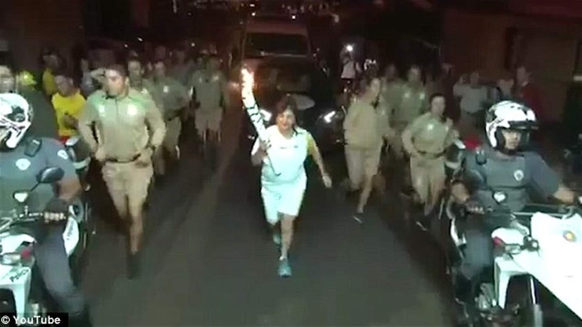 بالفيديو: لحظة محرجة جداً... سقطت أرضاً والشعلة بيدها