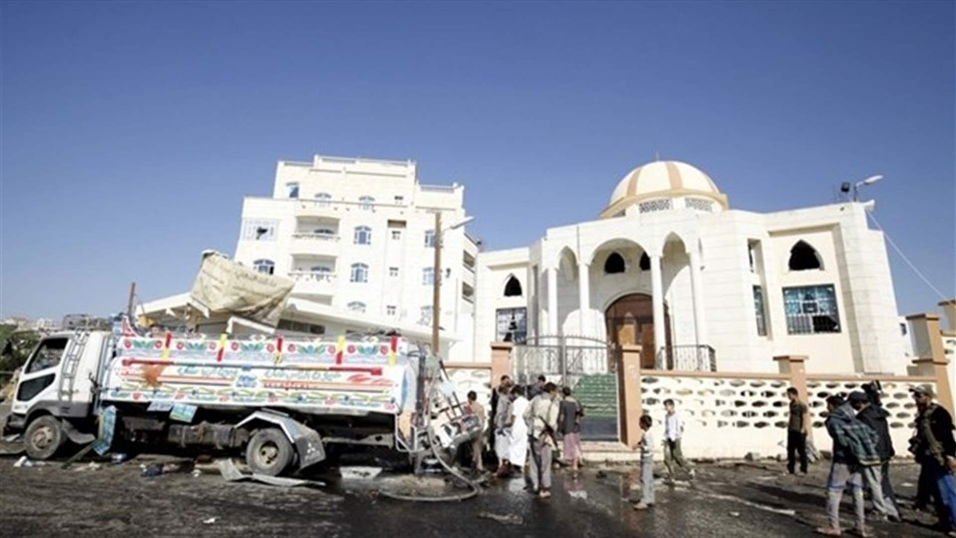 Car bomb explodes near mosque in Yemen&#39;s Sanaa