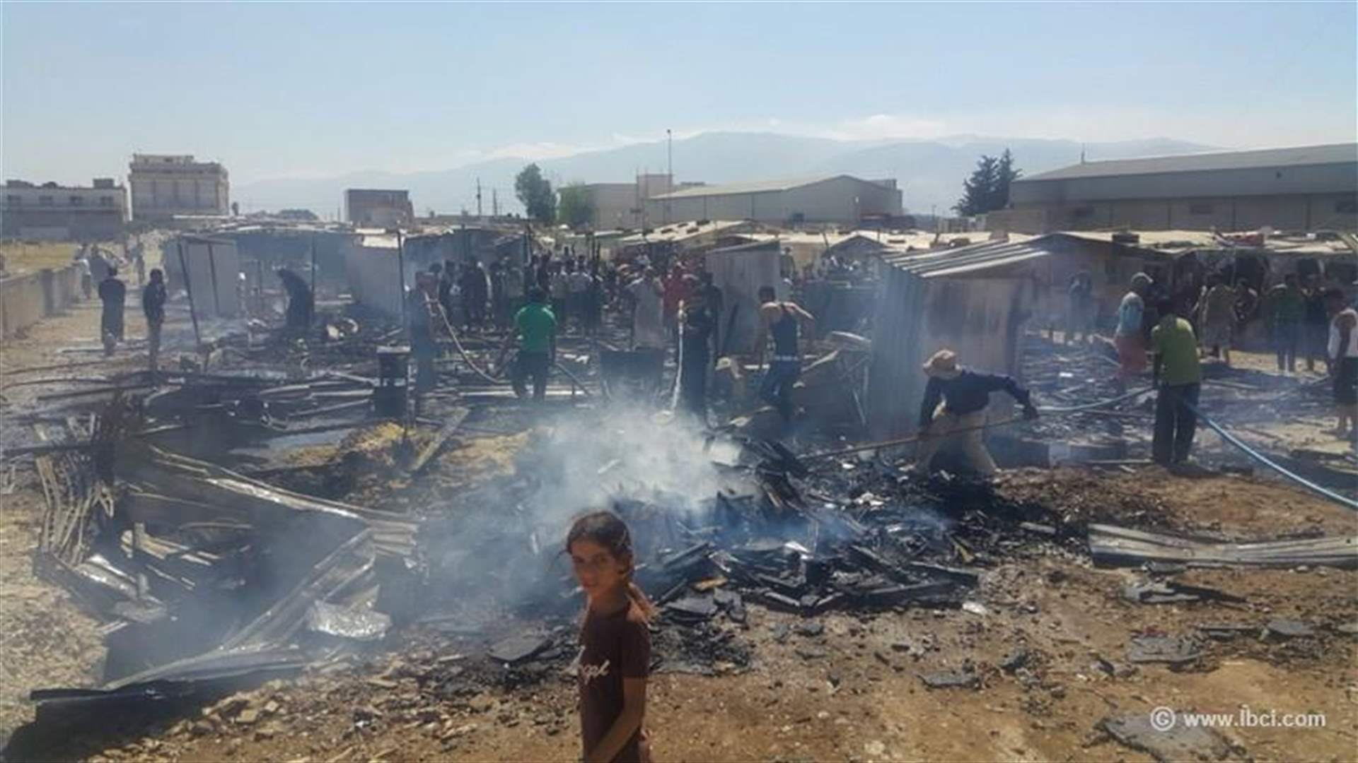 بالصور... حريق كبير يلتهم عددا من خيم النازحين في تعنايل