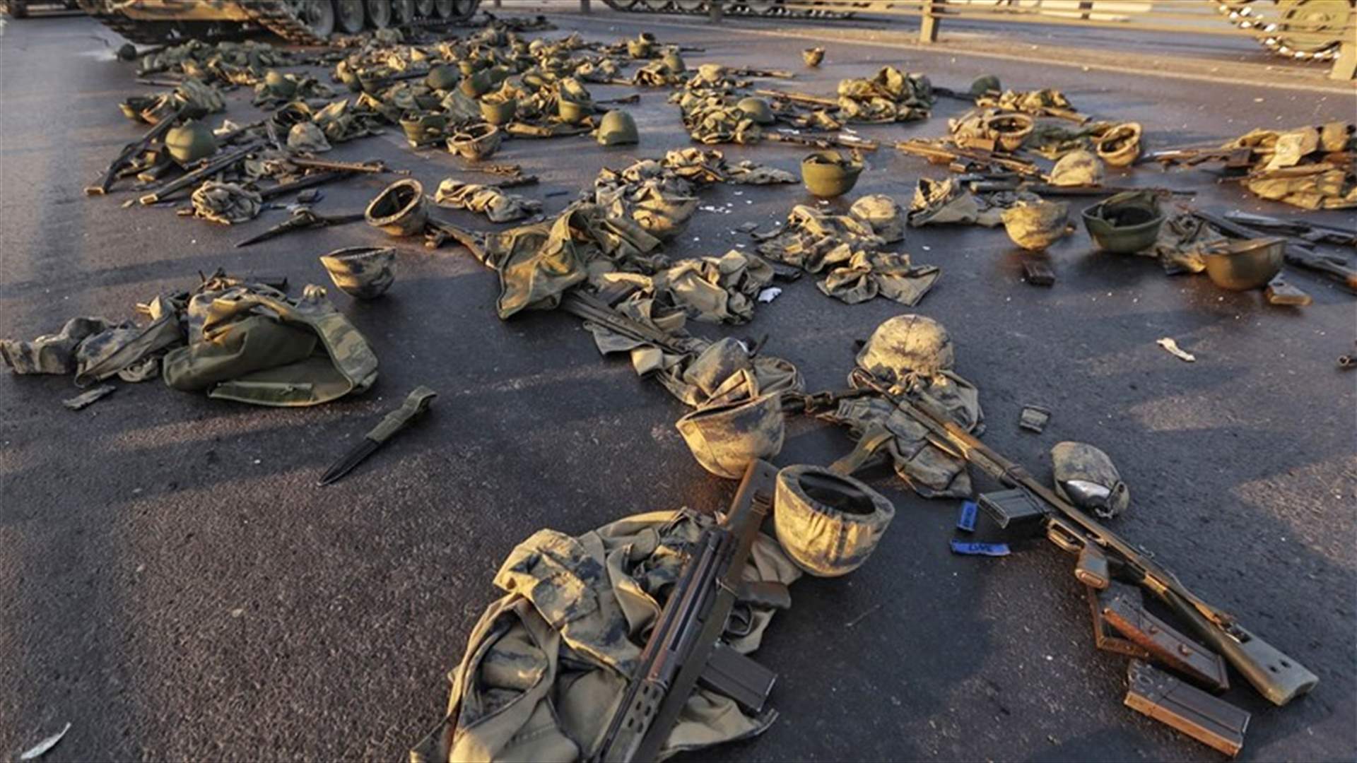  تركيا تصدر أوامر باعتقال 42 صحافيا والخطوط الجوية تسرح موظفين بعد الانقلاب  