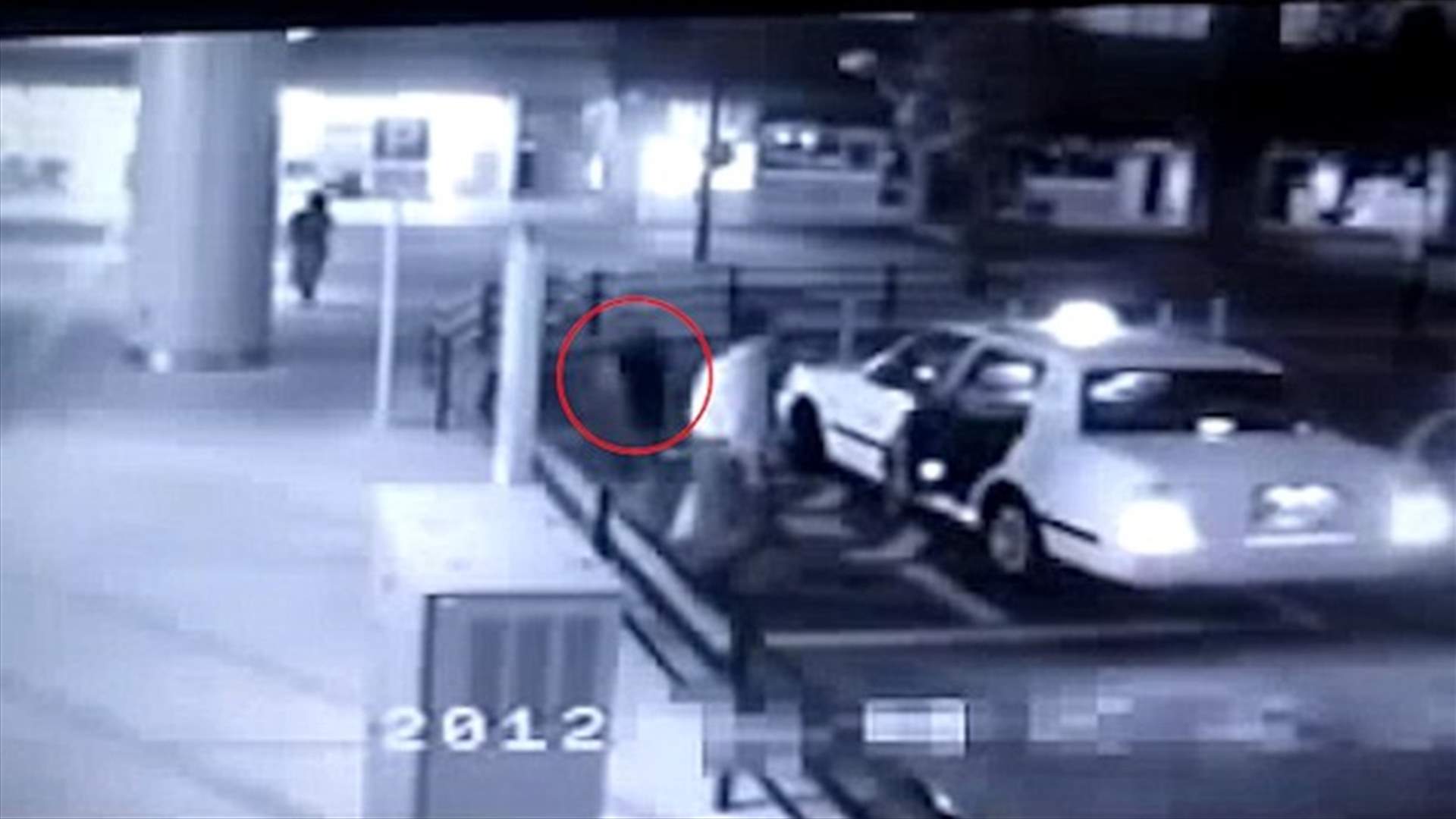 بالفيديو: "شبح" يتعقب رجلاً... حتى في سيارة الأجرة!