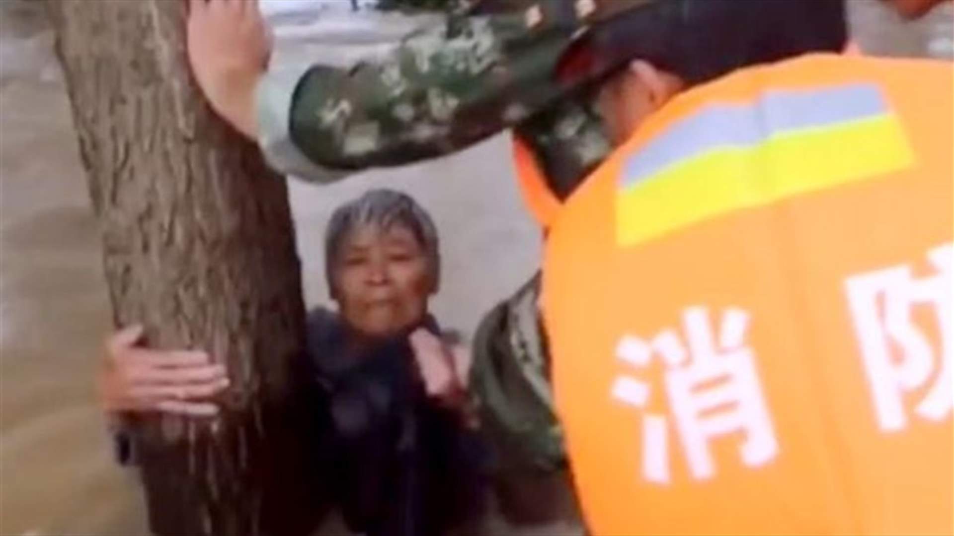 ضحّى بحياته لينقذها من الموت... فجرفته مياه الفيضانات