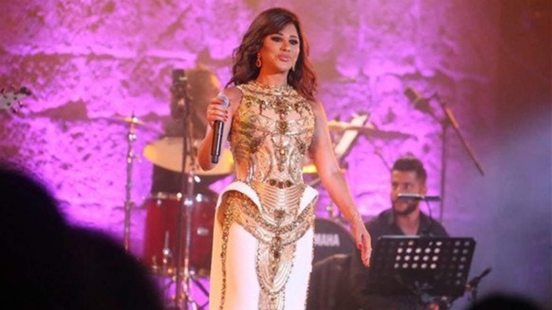 بالصور: نجوى كرم كأنها عروس تستعد لليلة زفافها