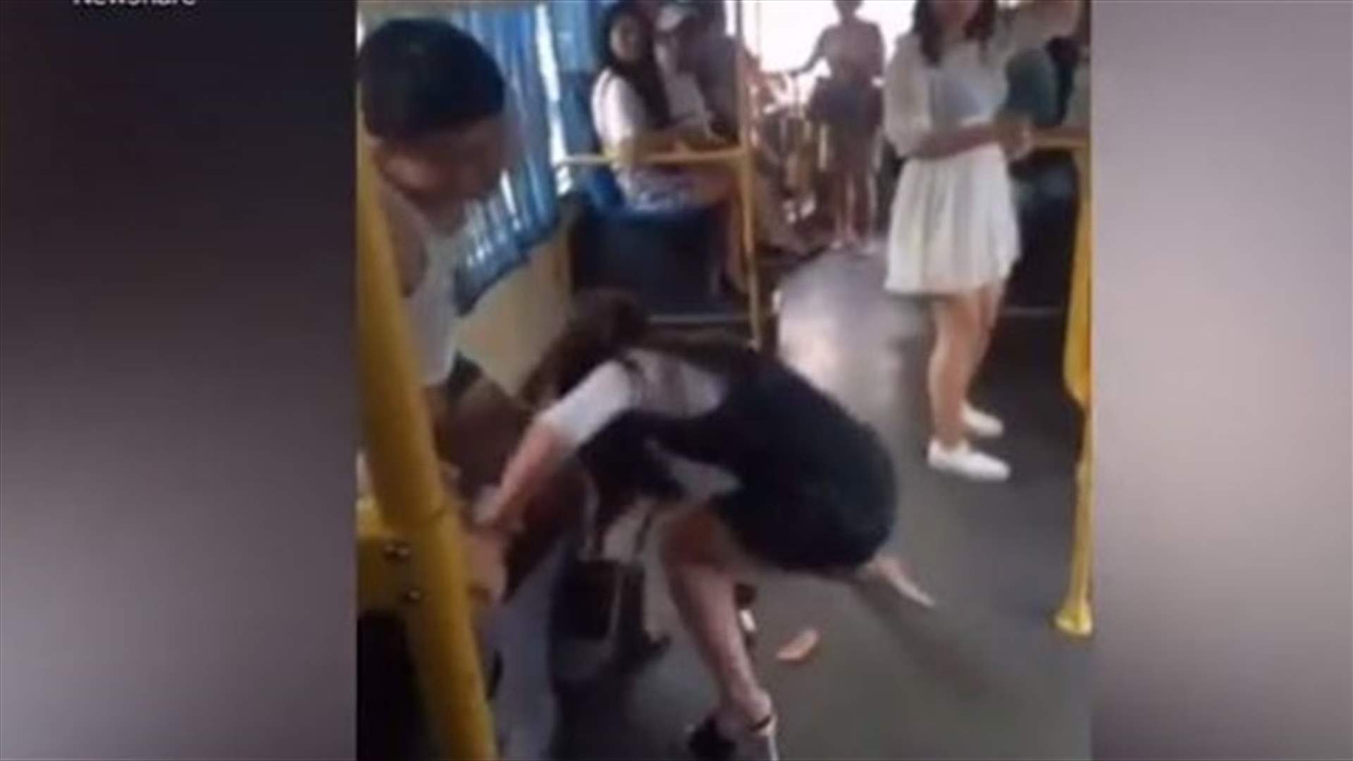 بالفيديو: حادثة مُضحكة داخل الباص... نزعت عنه سرواله كي تُنقذ نفسها