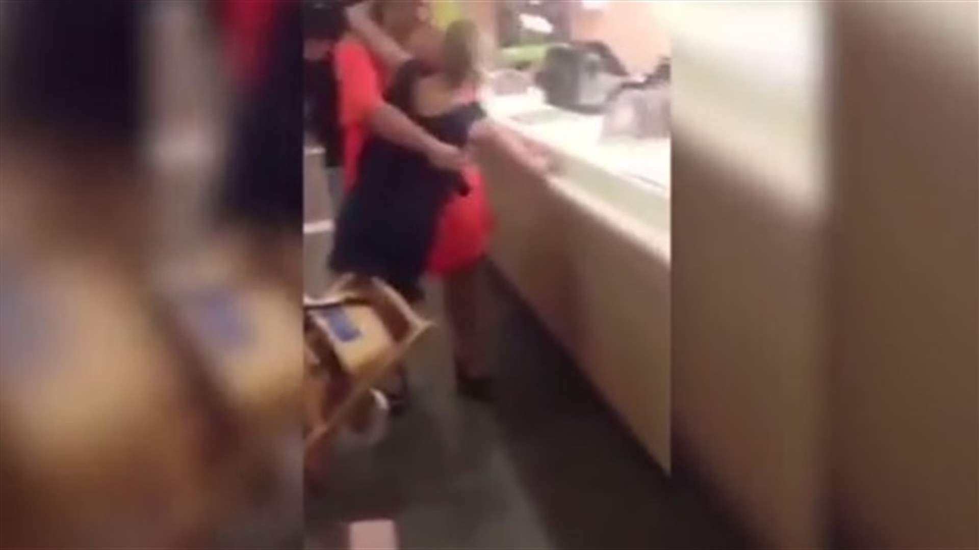 فيديو مضحك: أوقعت نفسها بورطة غريبة... فكيف خرجت منها؟