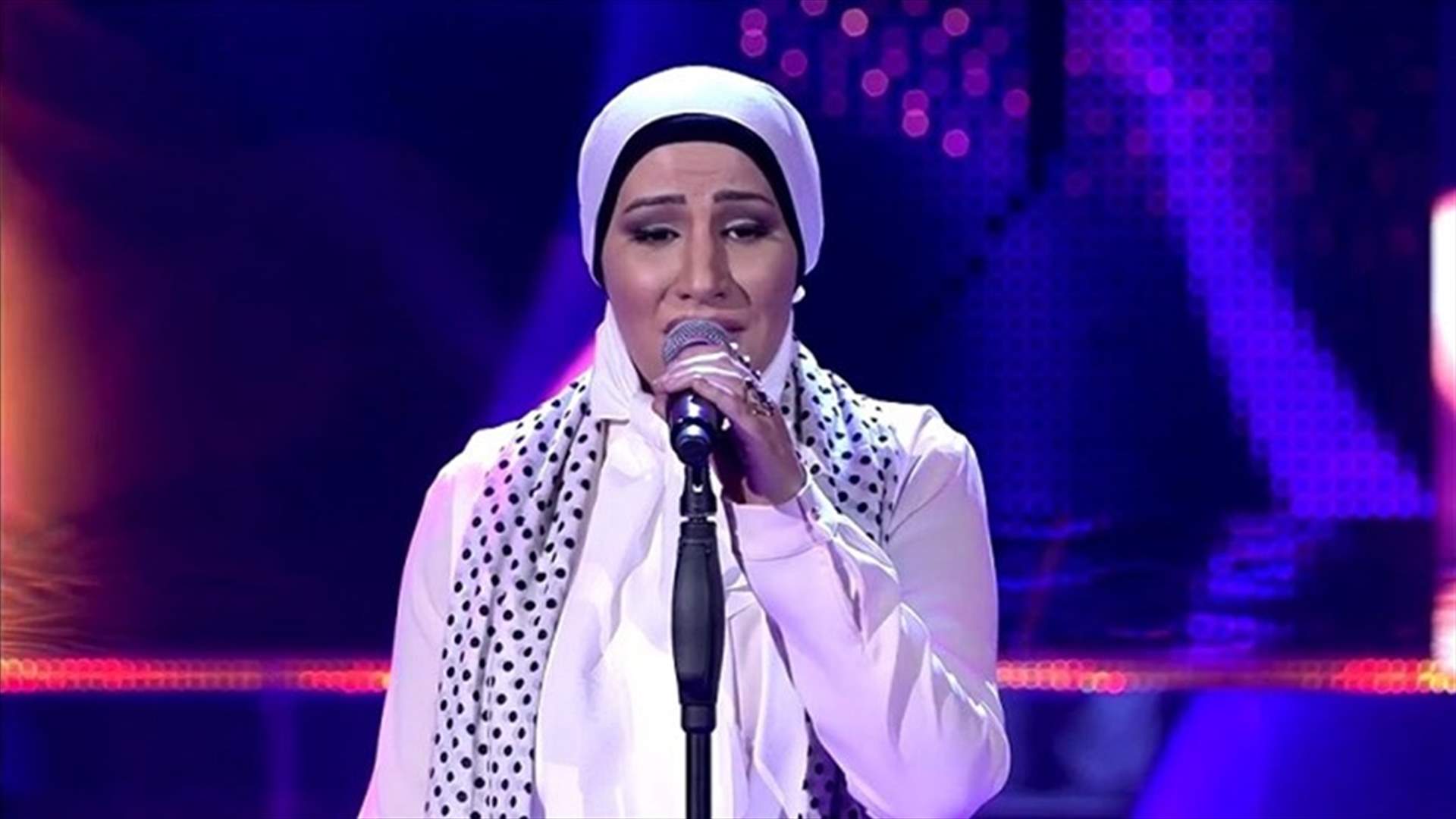 بالصور: نجمة The Voice متّهمة بخلع حجابها