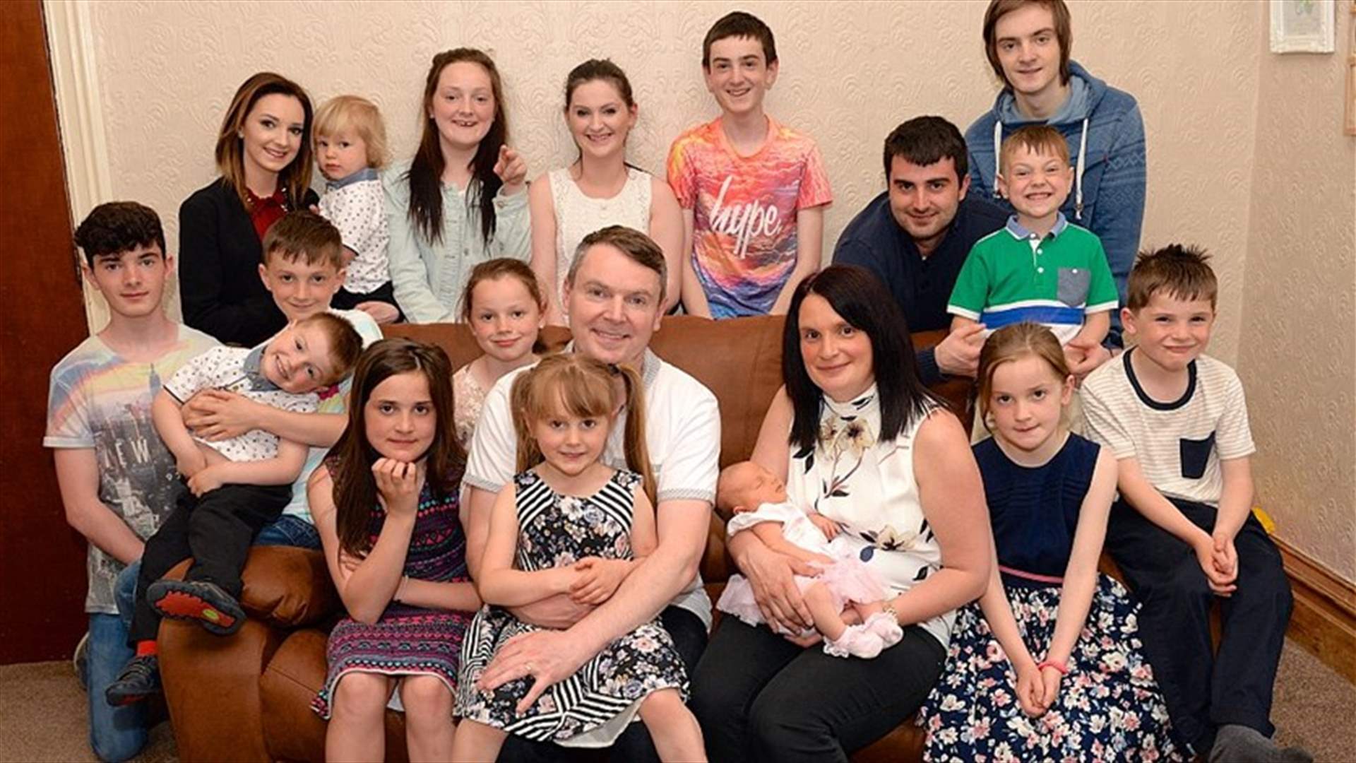 بالصور: أكبر عائلة في بريطانيا... استقبلت الطفل رقم 19 وتسعى للرقم 20!