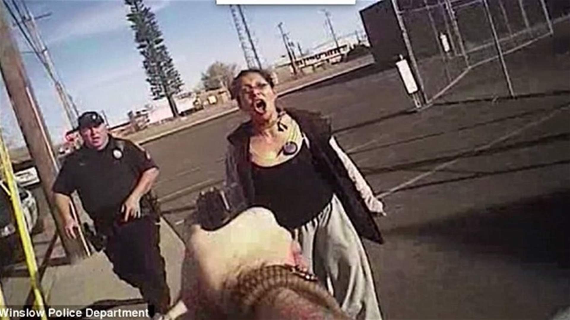 بالفيديو: قاومت شرطياً حاول اعتقالها... فقُتلت! 