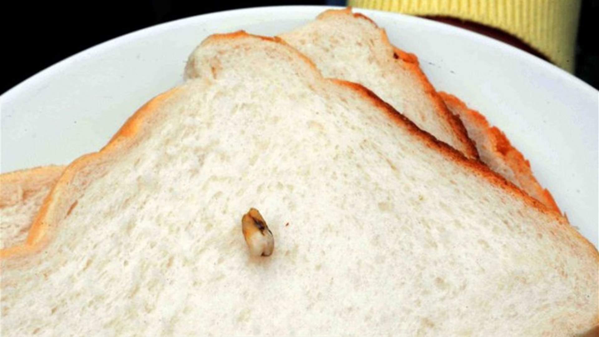 وجد سنًّ إنسان داخل السندويش... 