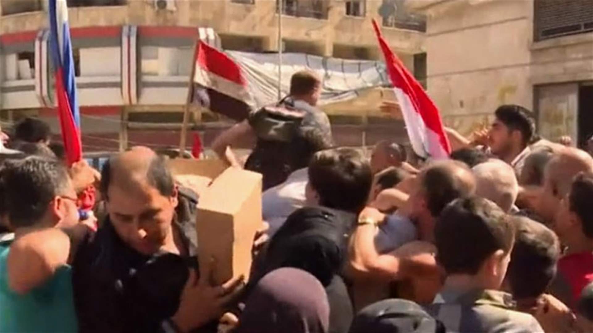 خروج عشرات العائلات من احياء حلب الشرقية المحاصرة 