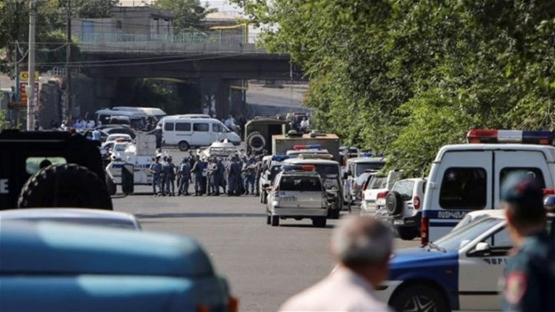 مقتل شرطي في أرمينيا بعد تحذير لمسلحين بإلقاء السلاح