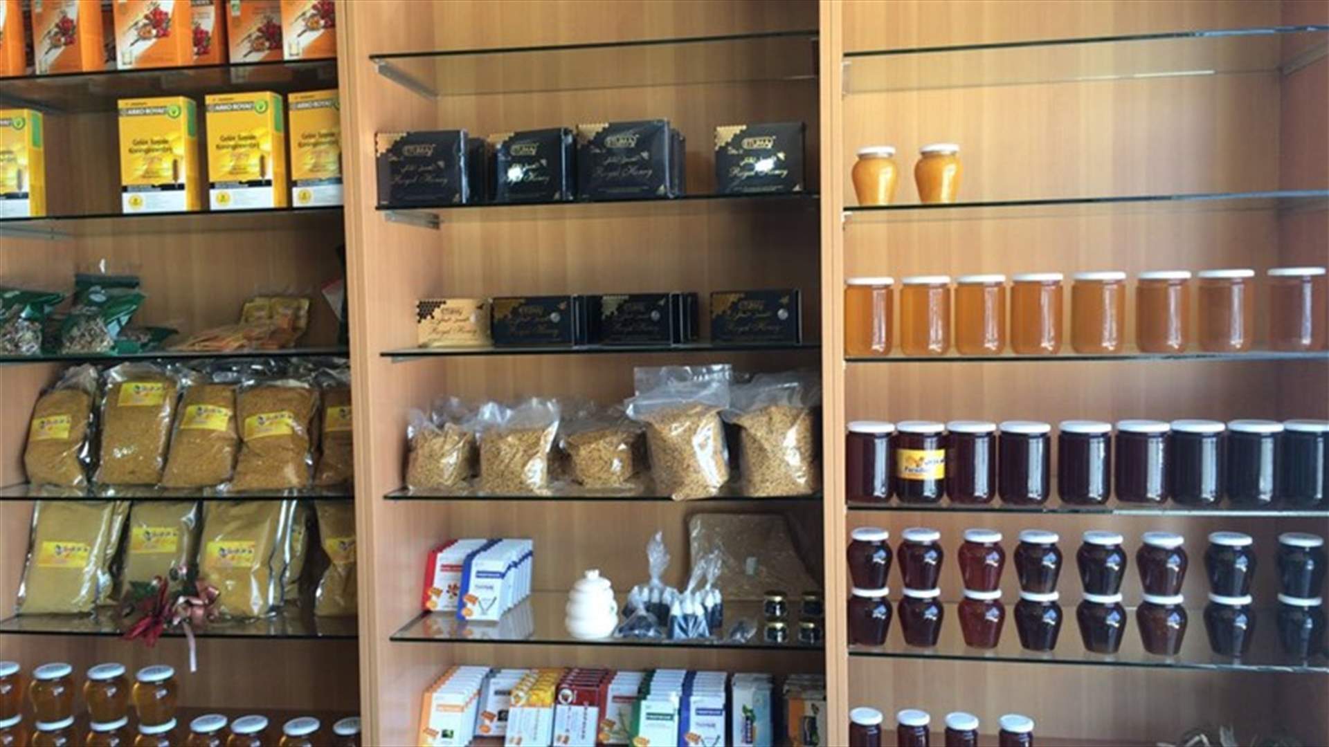 بالصور - اقفال مستودع الفردوس لمنتجات النحل على طريق المصنع