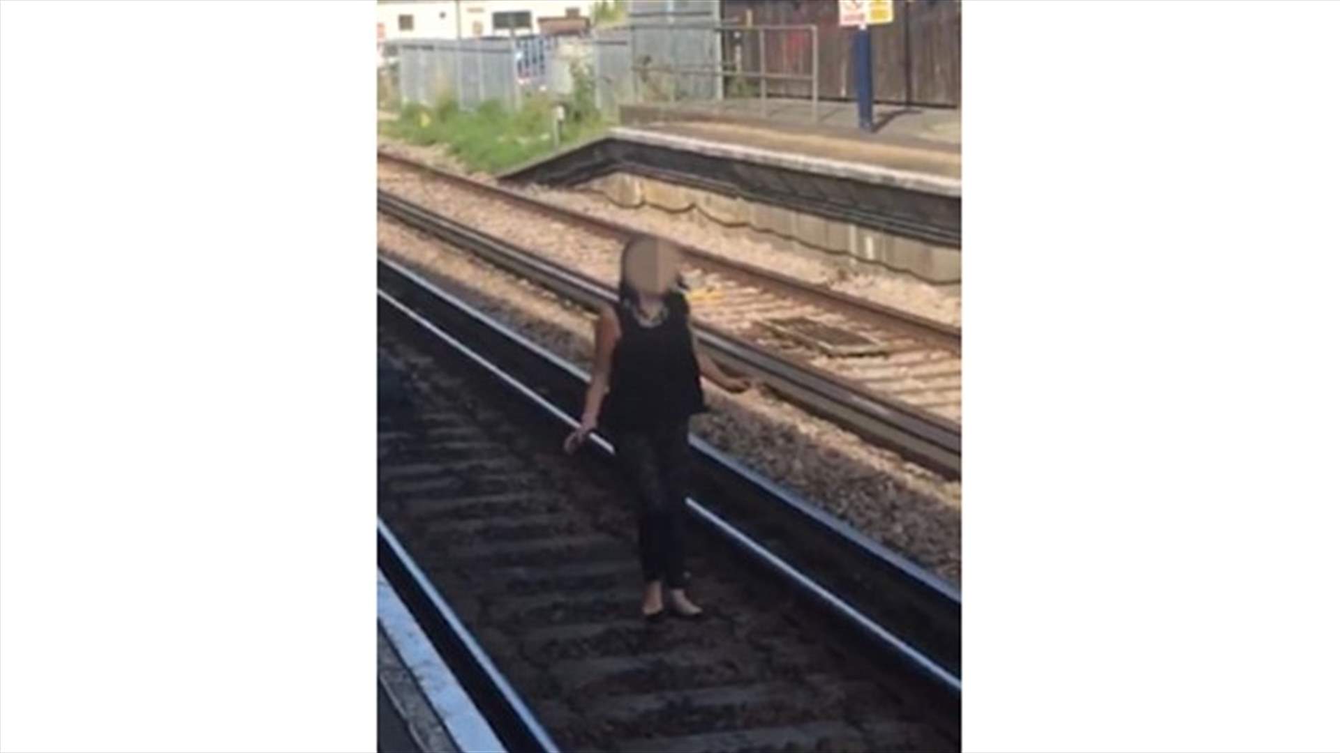 بالفيديو: امرأة في حالة سكر تترنح على سكّة القطار... إليكم اللحظة المرعبة!