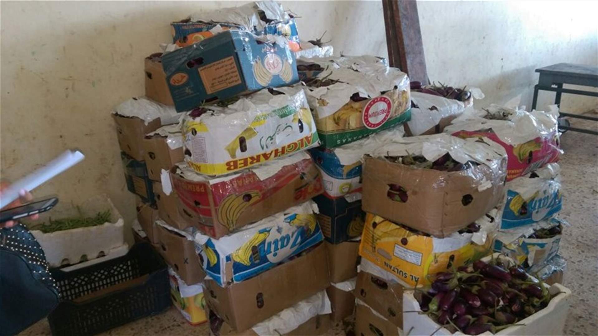 بالصور - حجز منتوجات زراعية سورية المنشأ في سوق الجملة في قب الياس