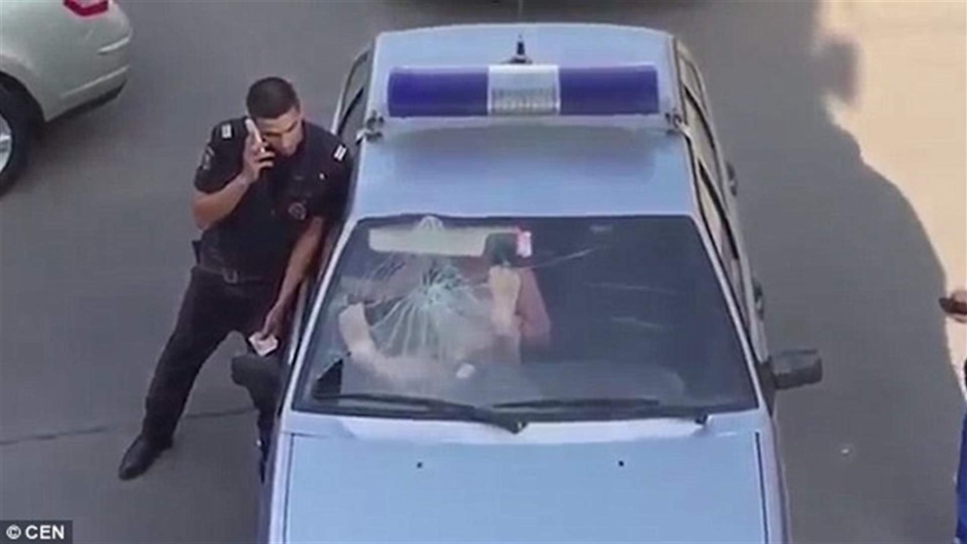 بالفيديو: سيدة غاضبة بالبيكيني تحطّم زجاج سيارة الشرطة!