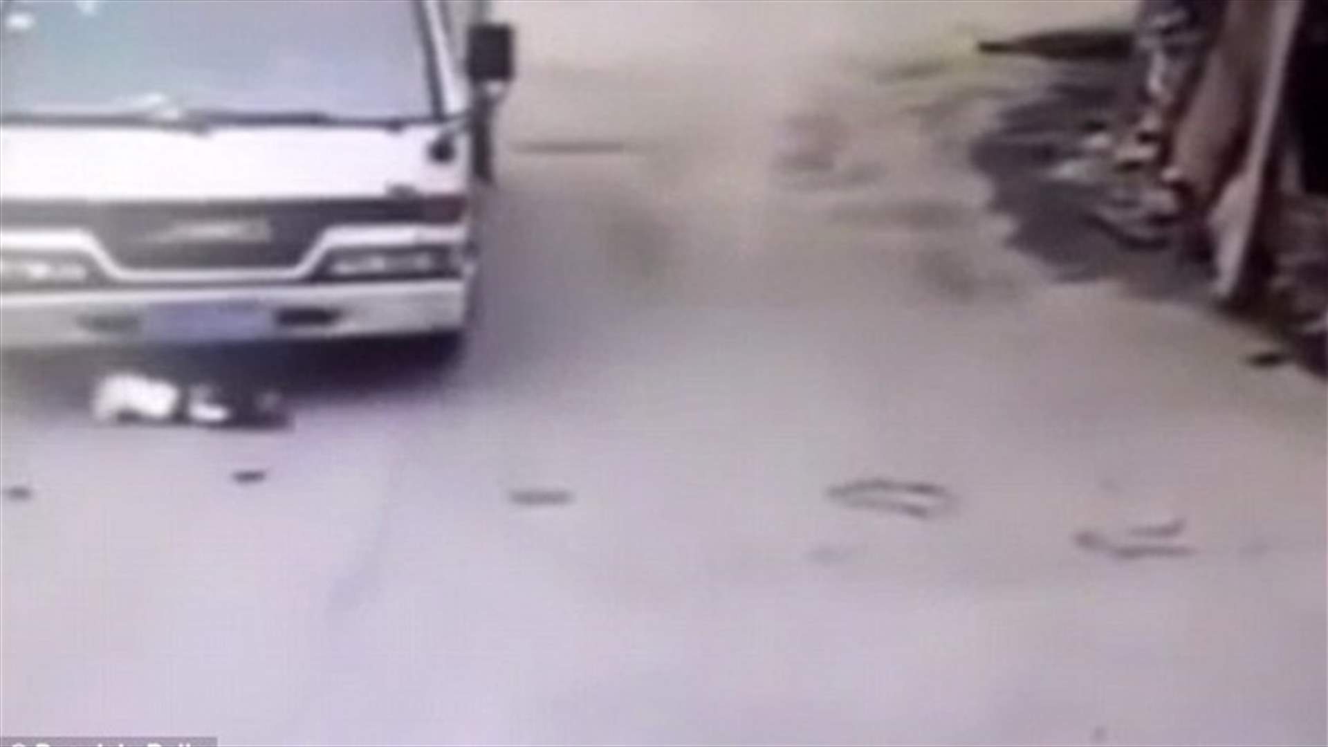 بالفيديو: طفل ينجو من حادثة دهس بذكاء