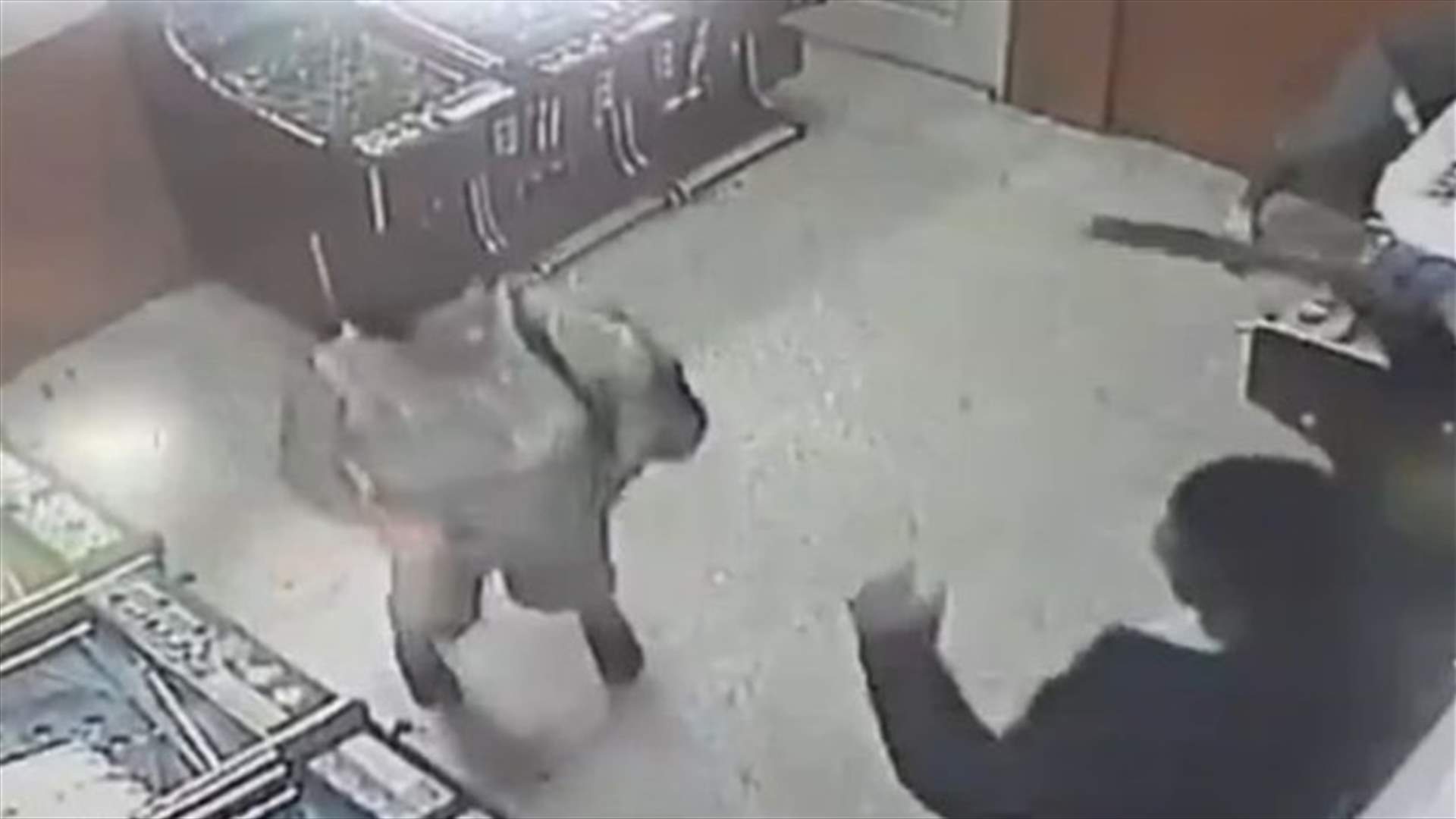 بالفيديو: رجل ينقضّ على امرأة ويقطع يدها بمنجل