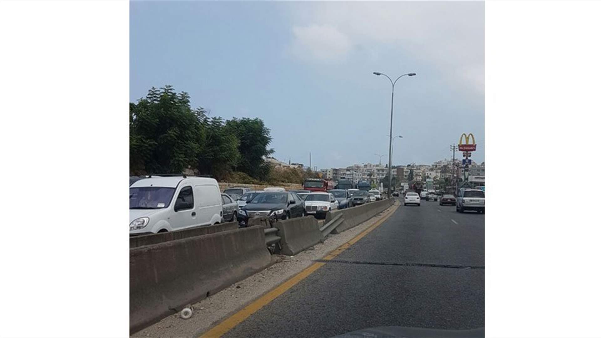 [PHOTOS] Installation works of pedestrian bridge in Jbeil cause suffocating traffic jam