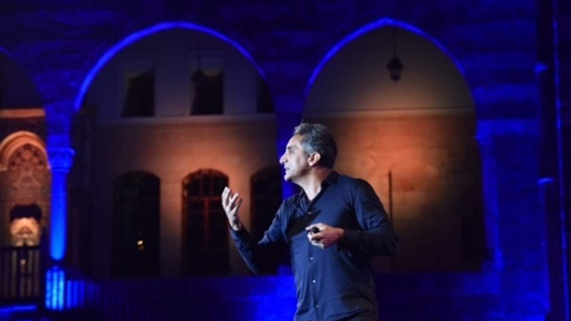 هل أغضب باسم يوسف جمهور بيت الدين وأُخرج عن المسرح؟