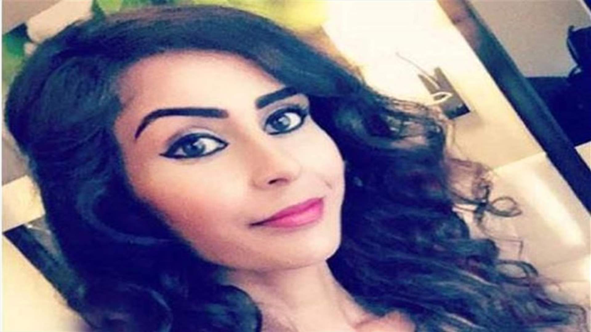 بالصور والفيديو - سورية تقرأ كتابا عن الفن السوري... فأوقفتها الشرطة البريطانية بتهمة الإرهاب! 