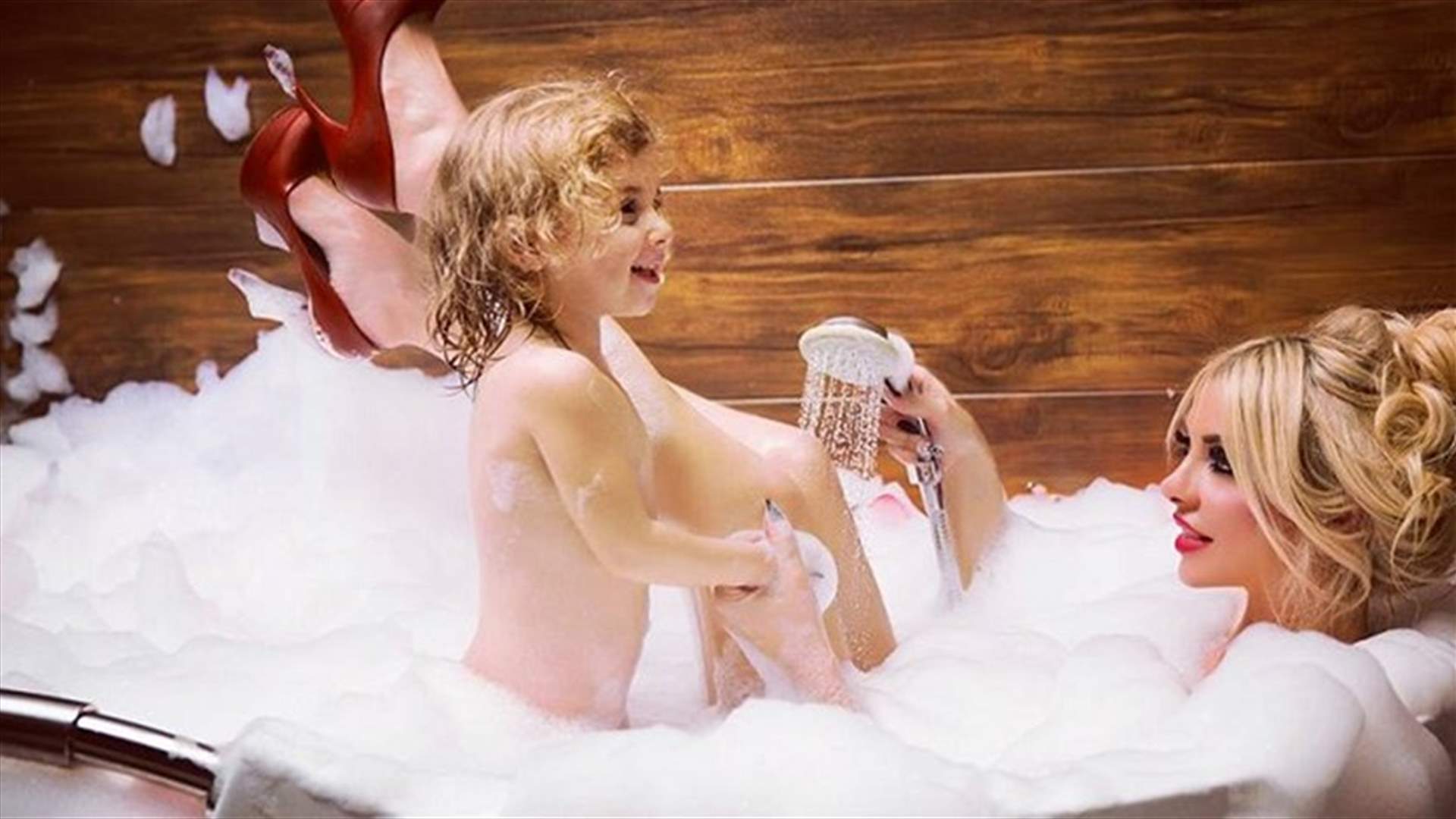 والدة الطفلة تخرج عن صمتها في قضية إستحمام إبنتها مع ميريام كلينك!