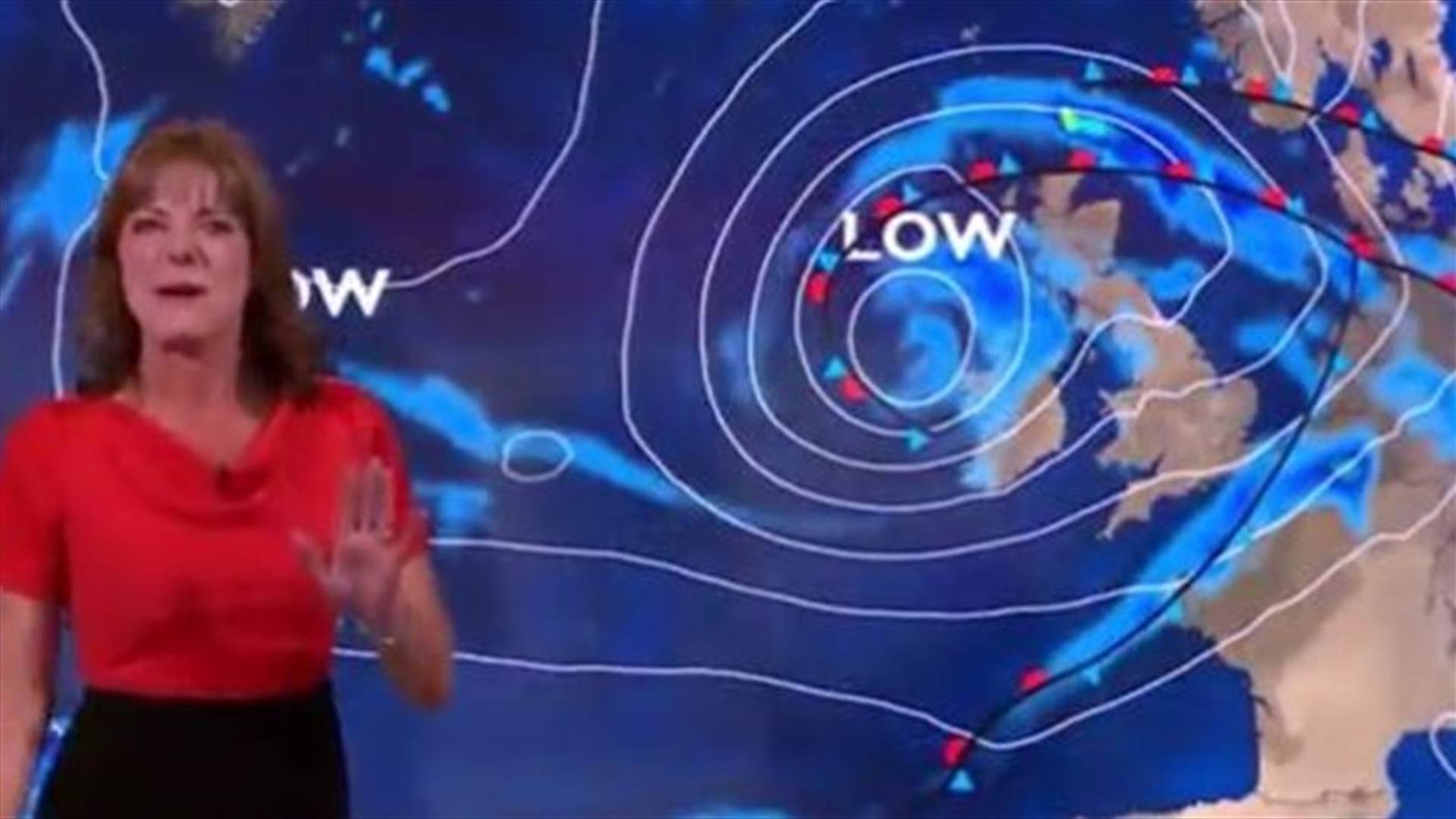 بالفيديو: مذيعة نشرة الأحوال الجويّة تصاب بموجة ضحك مباشرة على الهواء
