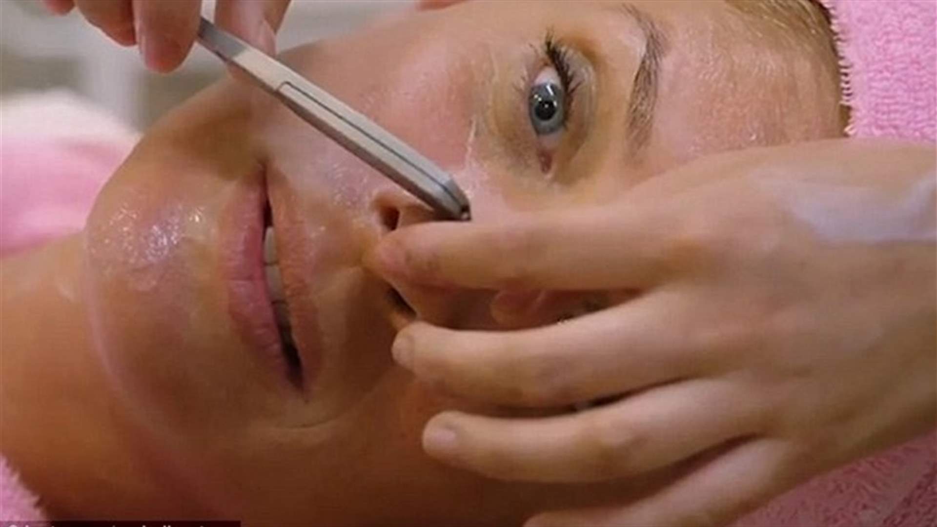 بالفيديو: عارضة أزياء تحلق وجهها... لبشرة نضرة من دون تجاعيد!
