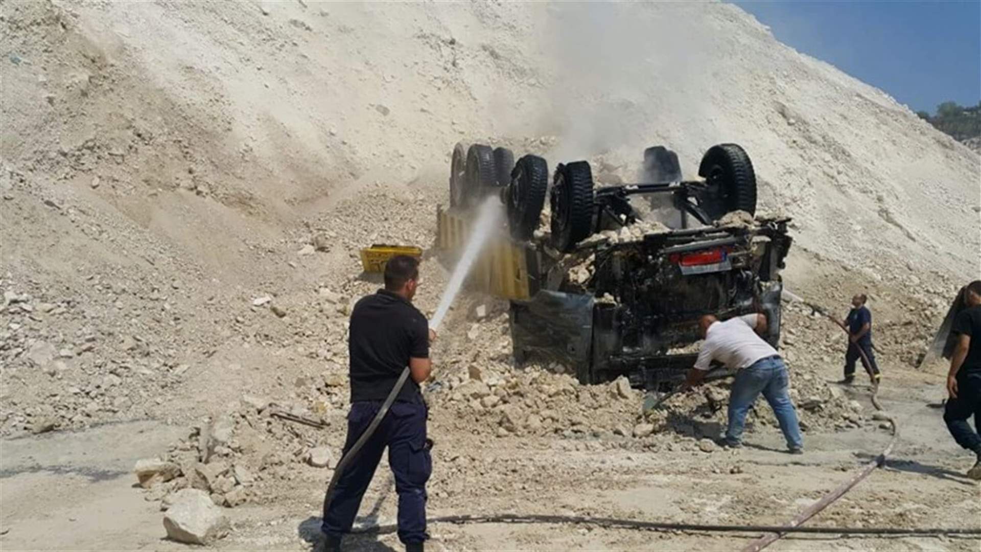 بالصور...قتيل اثر تدهور شاحنة واحتراقها في سبلين
