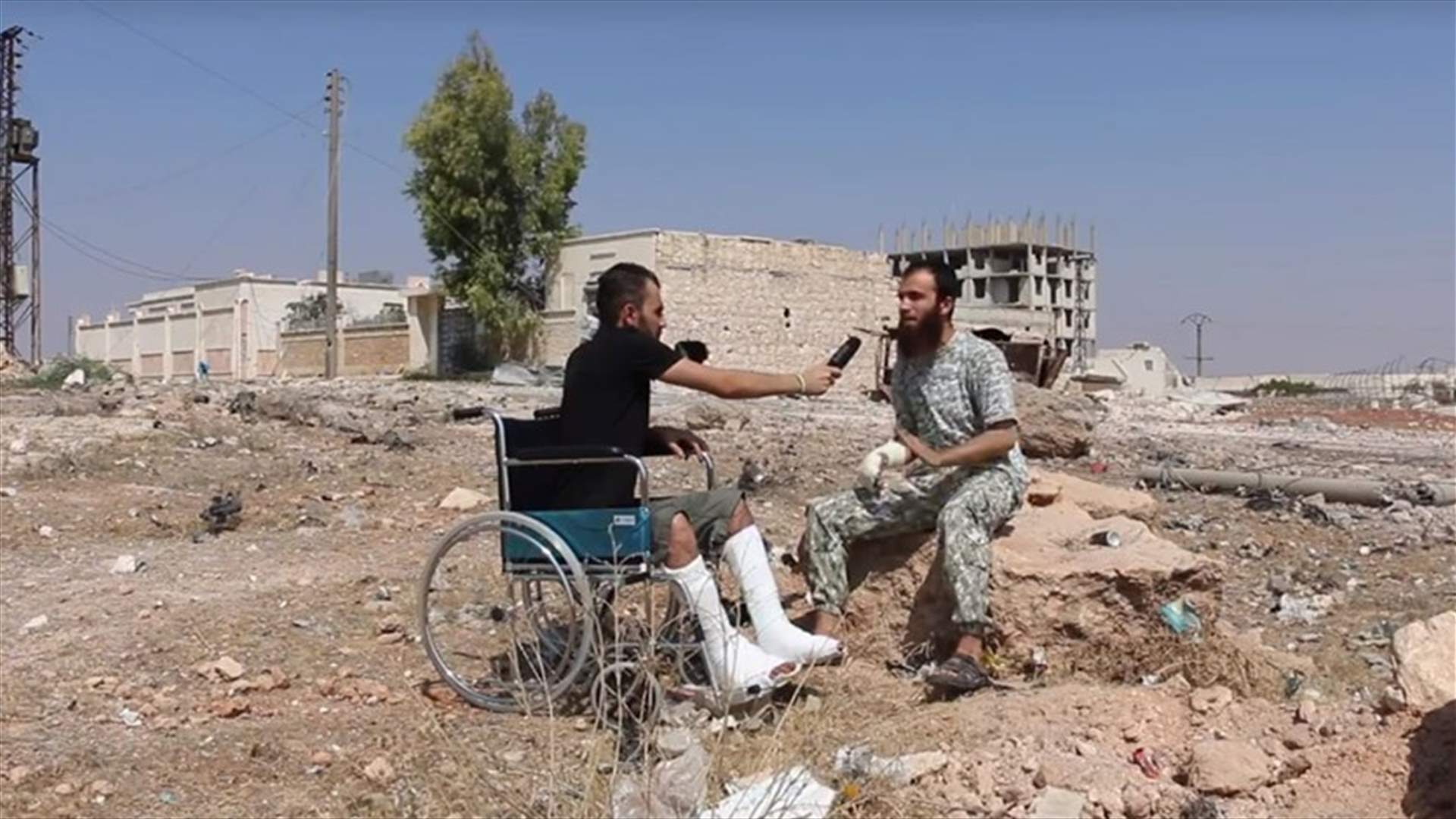 بالفيديو - من على كرسيه المتحرك... هادي العبدالله على أبواب حلب يقابل قياديا بجيش الفتح 
