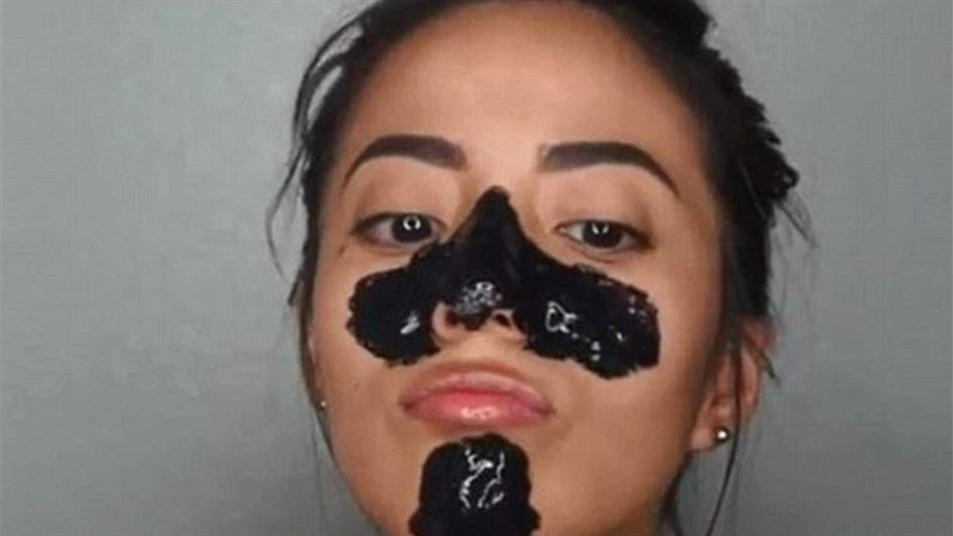 بالفيديو: قناع الفحم والغراء لتنظيف مسام الوجه
