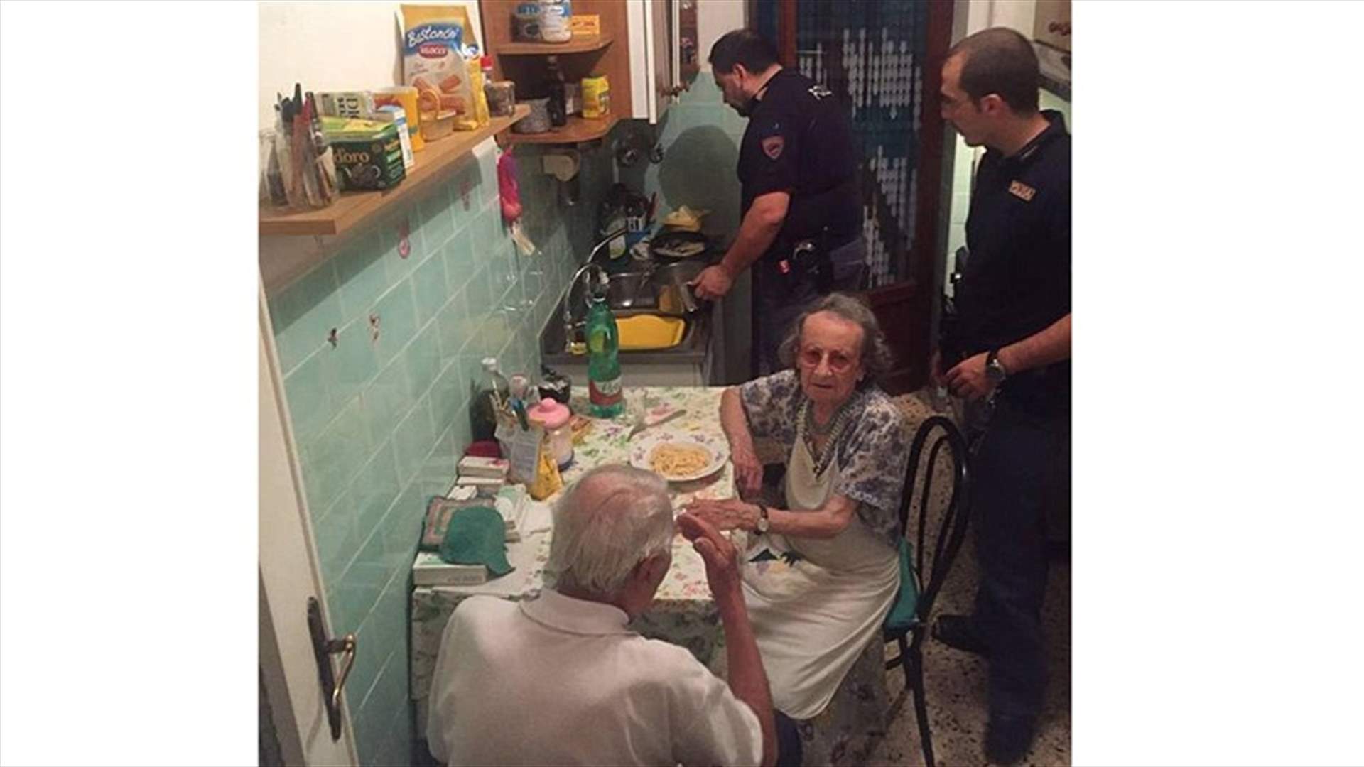 استدعيت الشرطة إلى منزل ثنائي عجوز لسببٍ مؤثّر جداً!