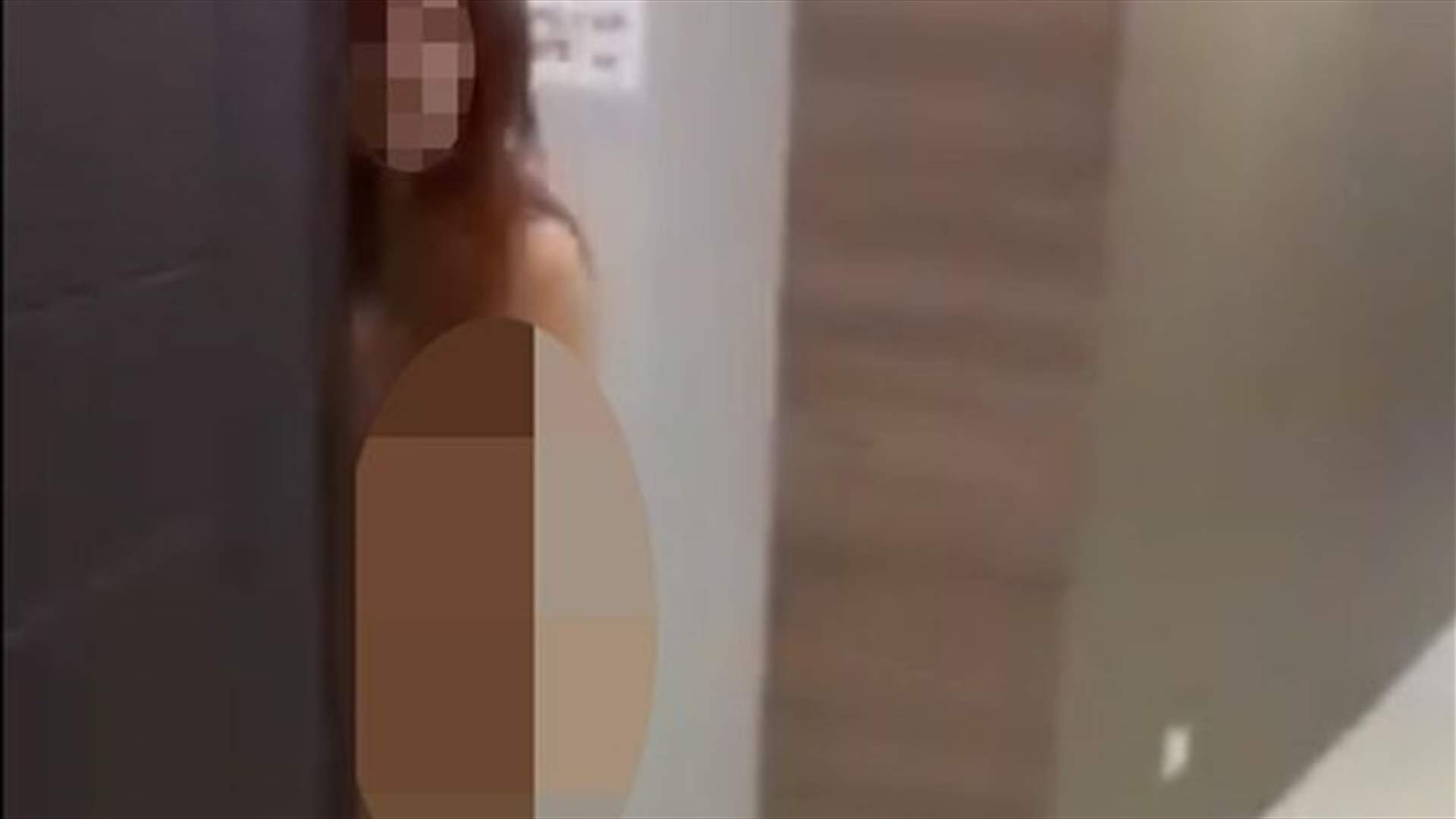 بالفيديو: ضبطت زوجها مع عشيقته... فطردتها عارية من المنزل