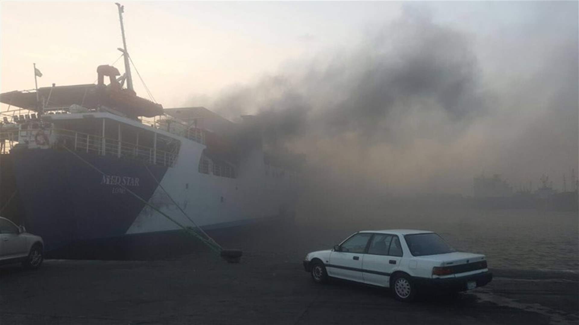 بالصور...حريق كبير في باخرة سياحية بمرفأ طرابلس