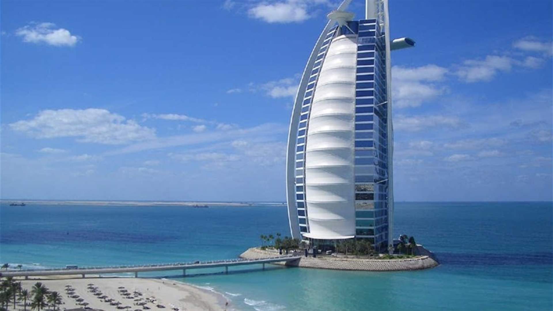 بالصور: هكذا تشاهدون نجوى كرم من برج العرب.. صورتها العملاقة على رمل البحر!
