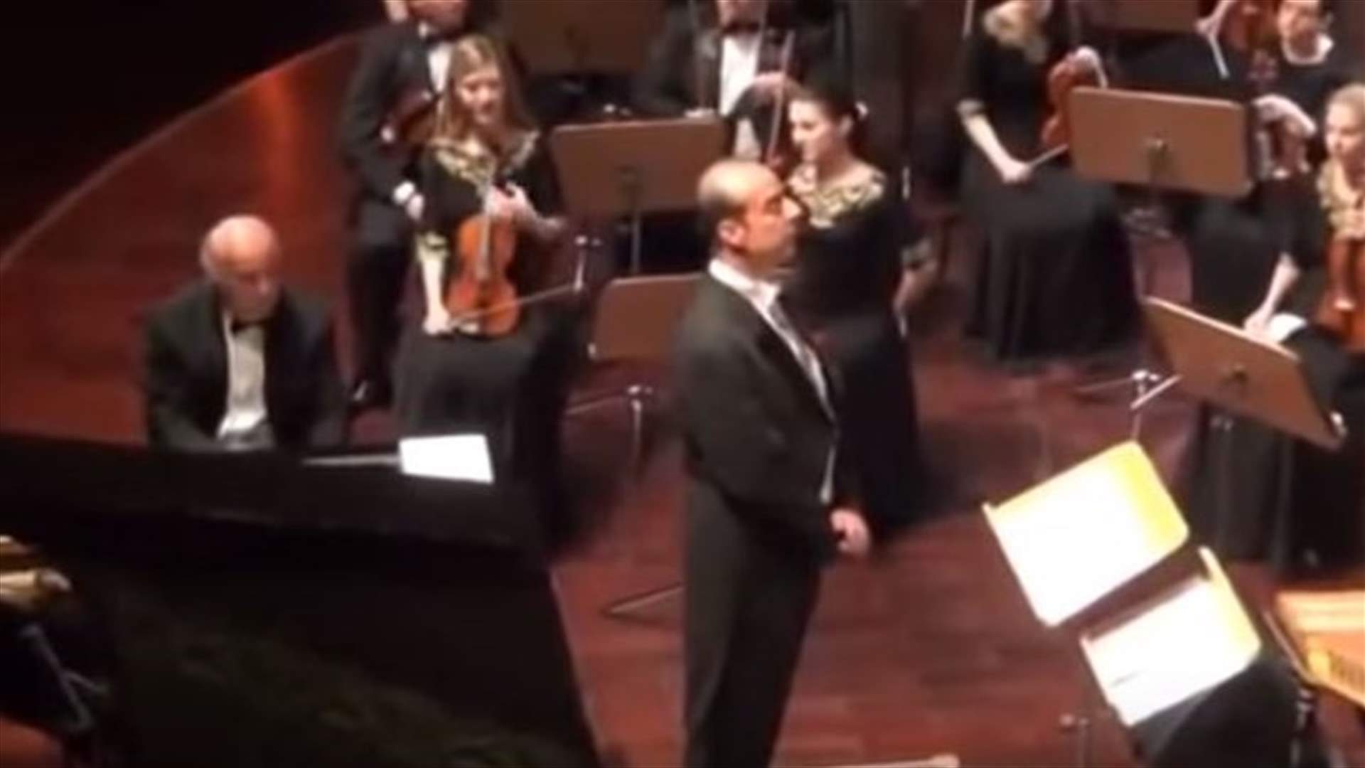 بالفيديو - مايسترو عربي يتحدّى العالميين ويحوّل الجمهور الى آلة موسيقية