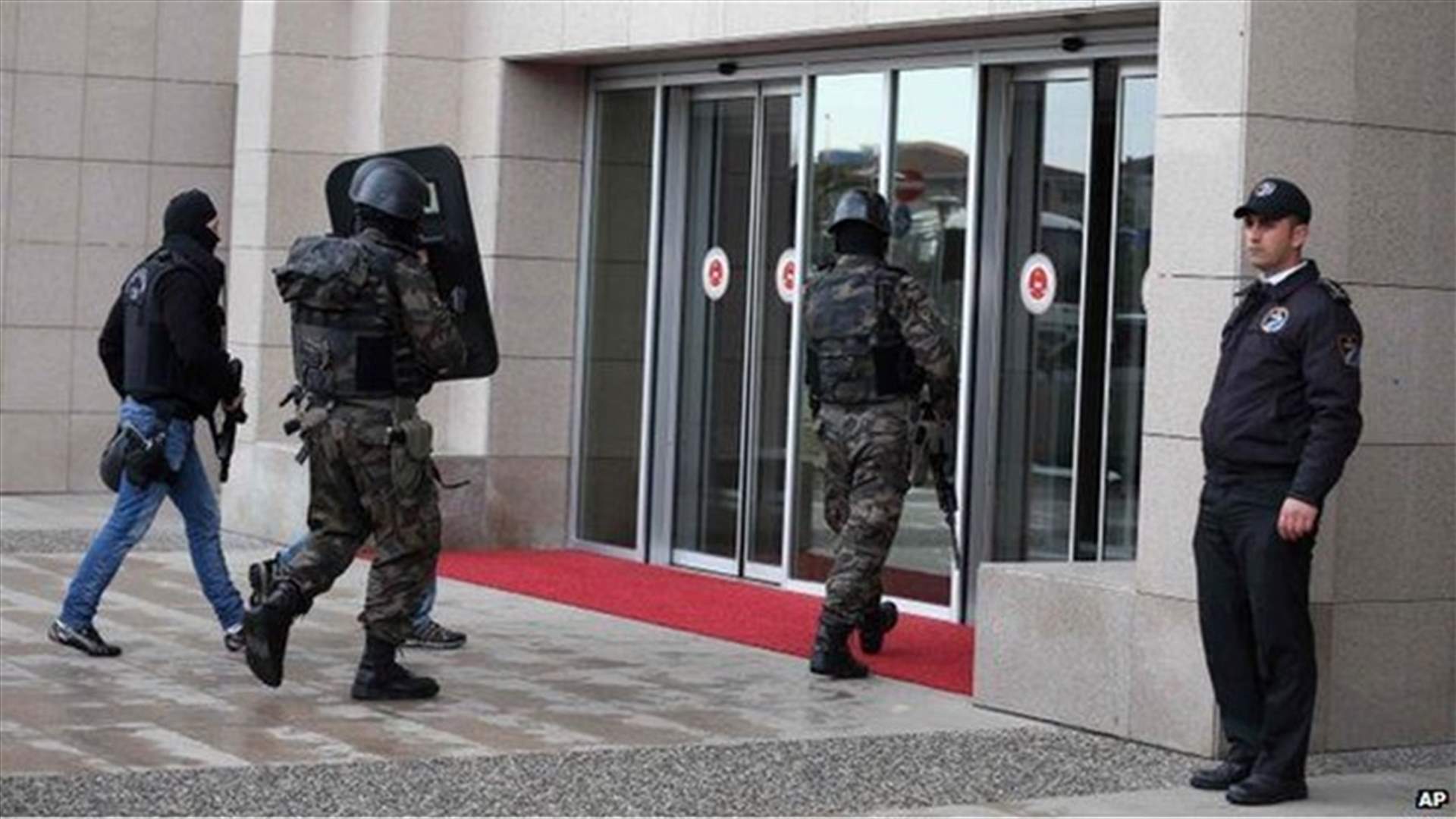 Turkish police search Istanbul courthouses, more officers detained