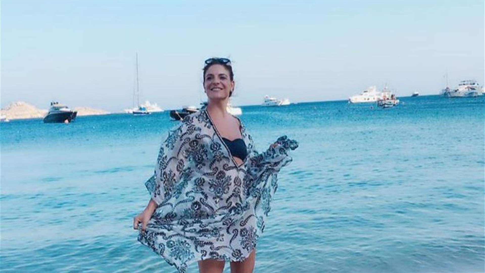 بالصور: إطلالات هيلدا خليفة في ميكونوس.. مع ولديها بدون مكياج