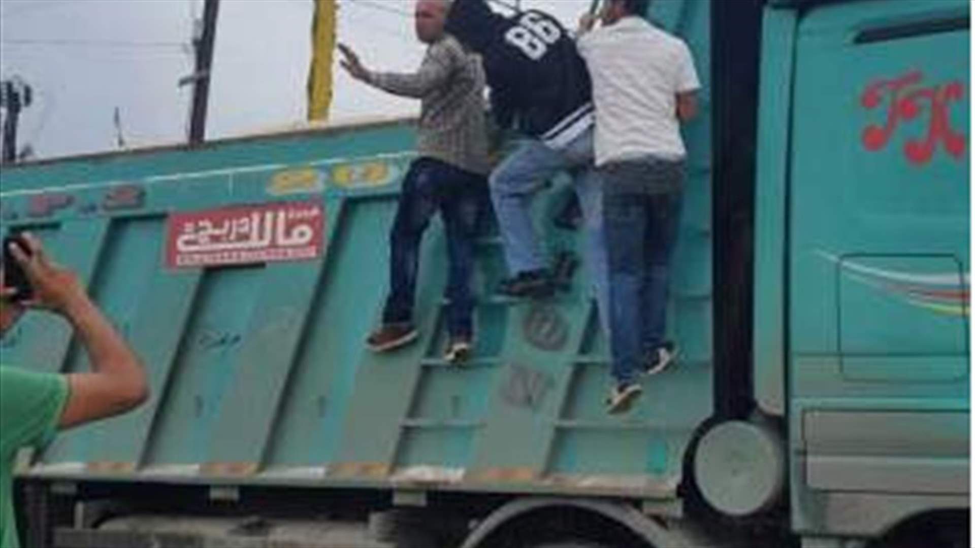 أهالي كفرحزير أوقفوا شاحنات تابعة لمصانع إسمنت شكا