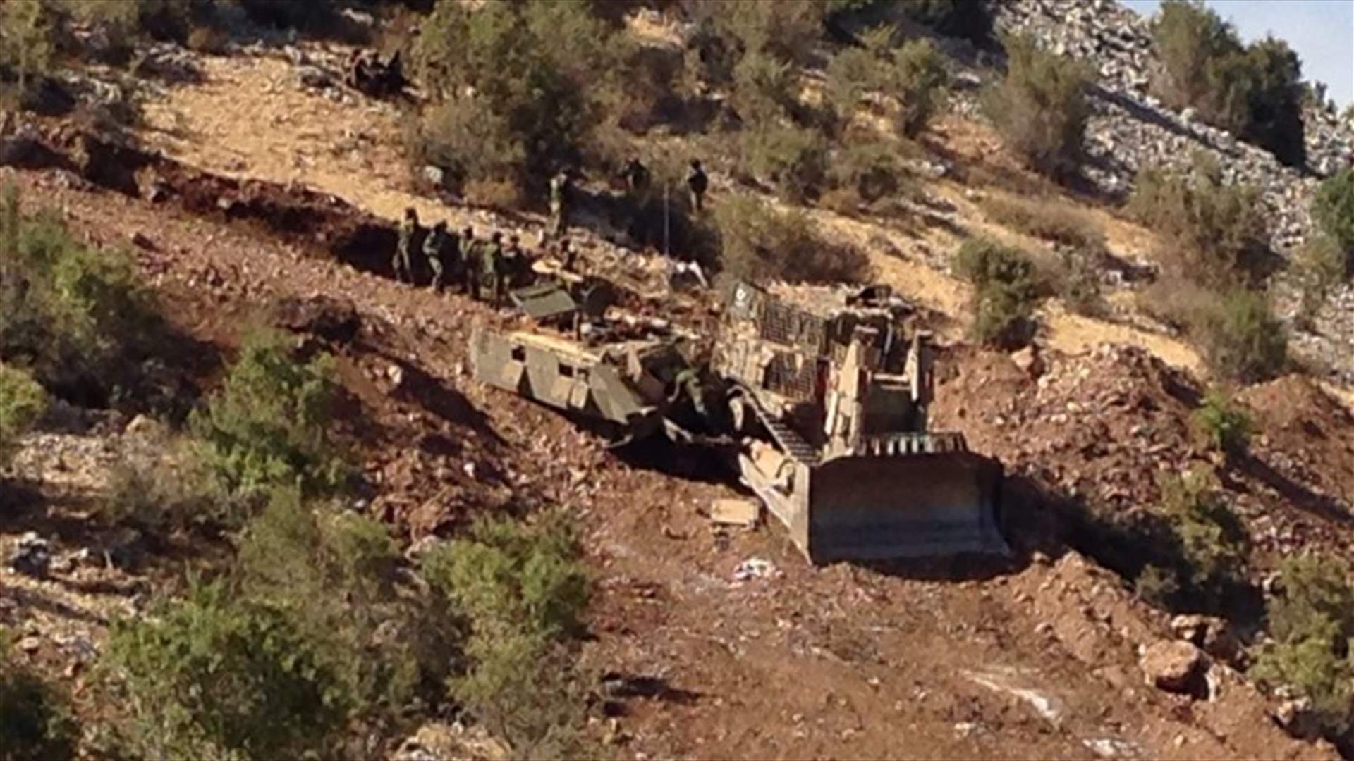 بالصورة: استقدام جرافتين للجيش الاسرائيلي لسحب ناقلة جند انزلقت قبالة شبعا