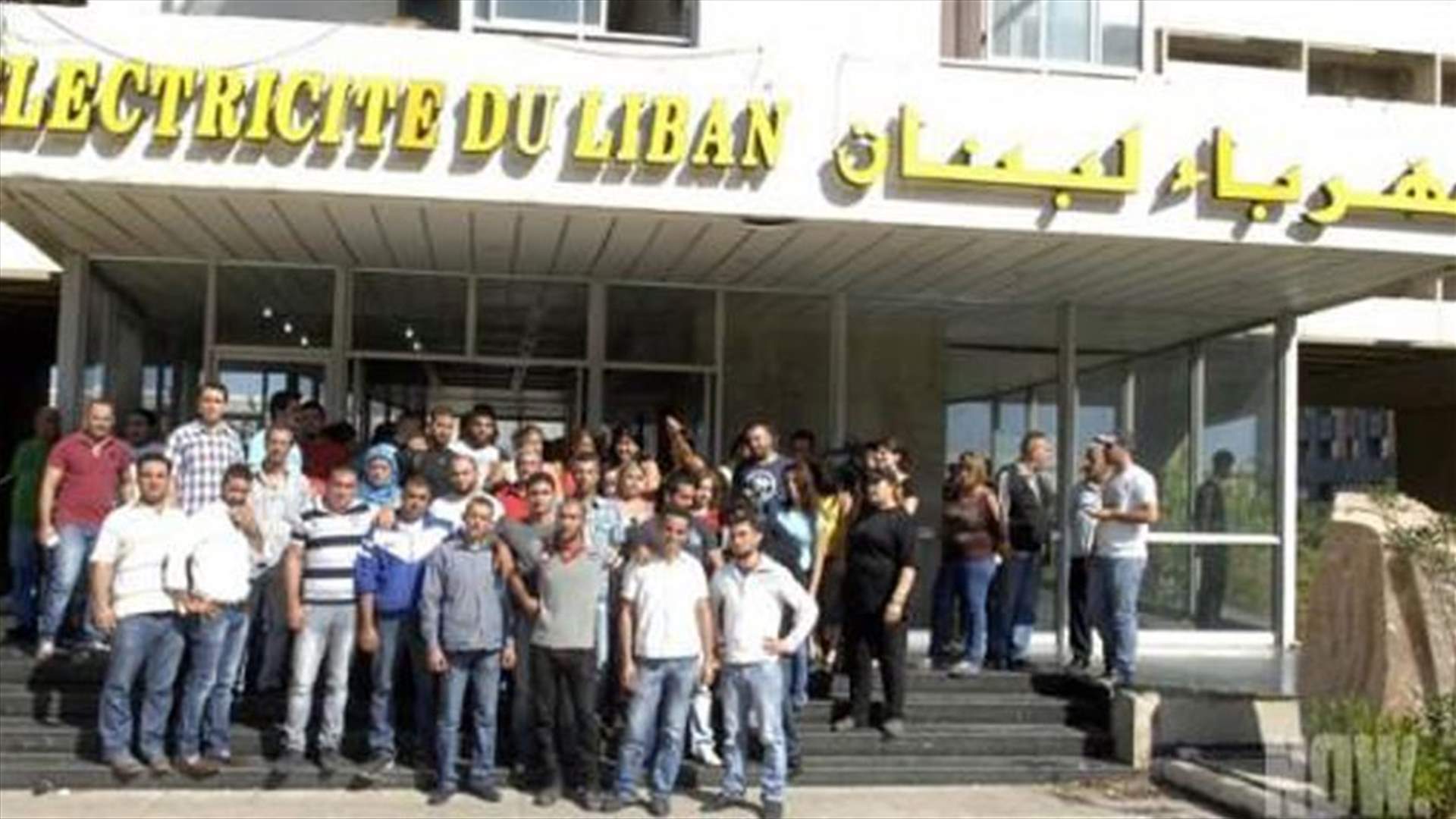 مياومو الكهرباء في صور يقفلون صناديق المعاملات