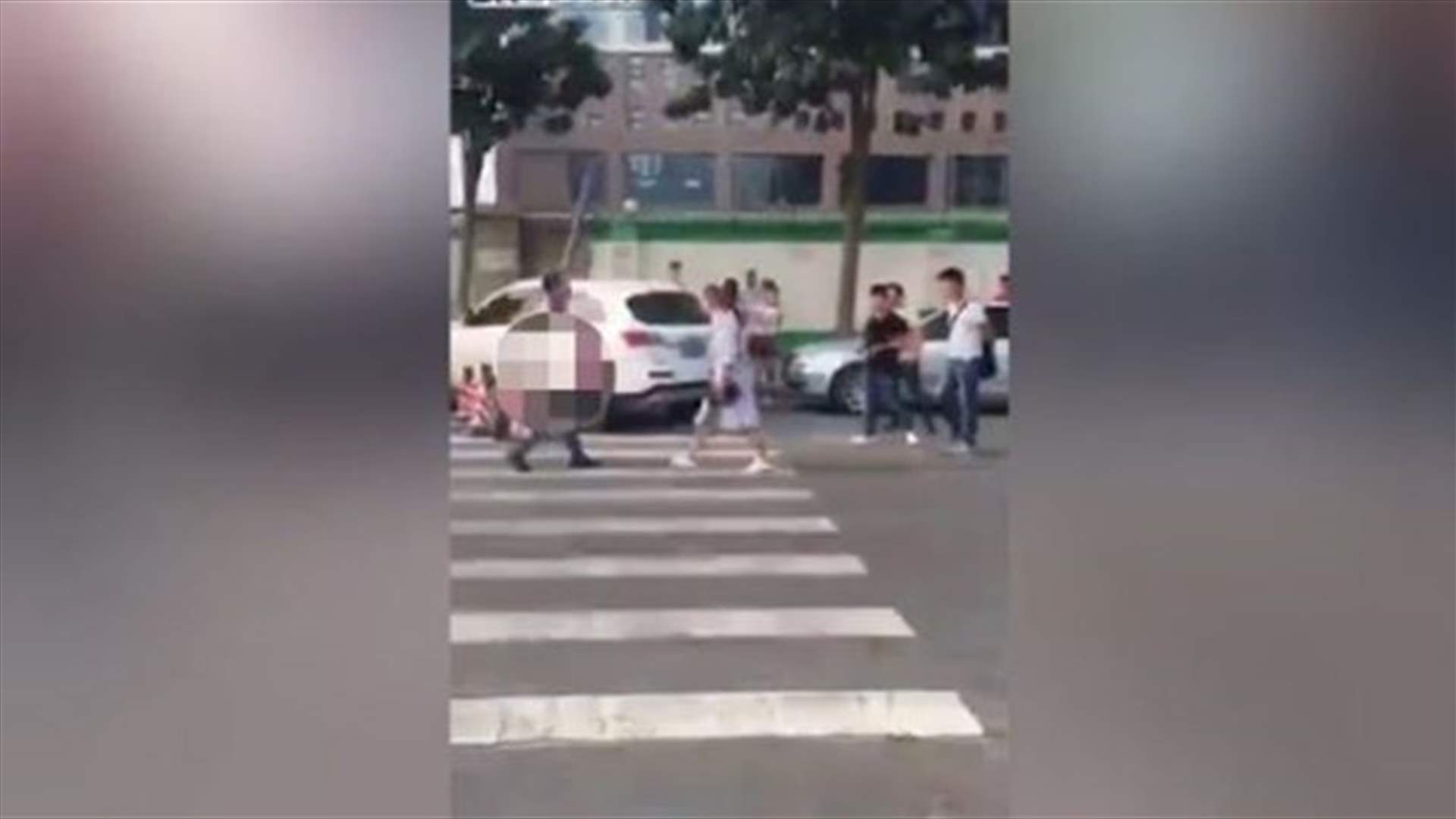 بالفيديو: طعنت زوجها بالسكين في الشارع... فما السبب؟