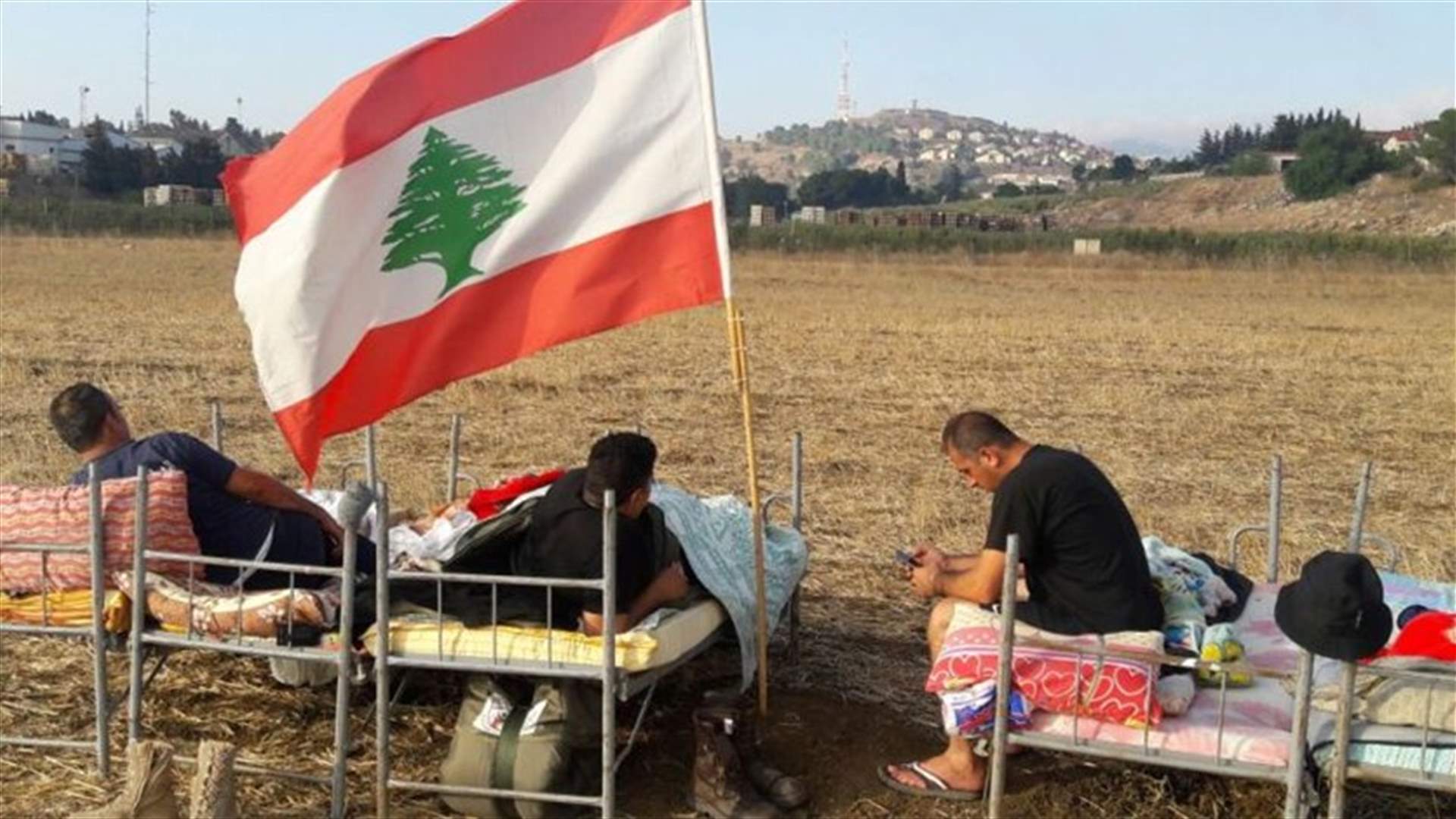 بالصور: معتصمو الدفاع المدني باتوا ليلتهم في العراء 