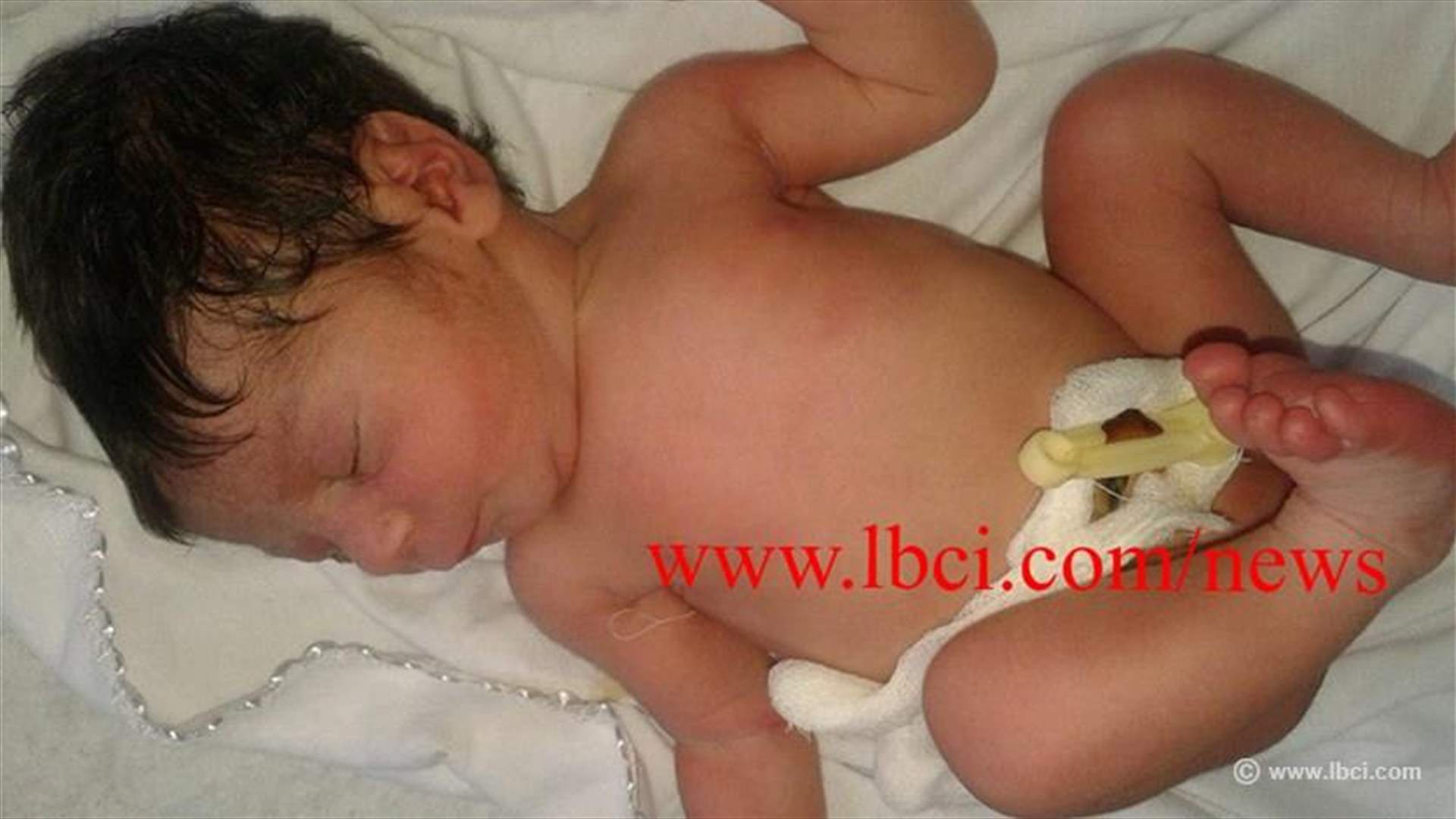بالصور - طفل حديث الولادة قرب مستوعبات النفايات